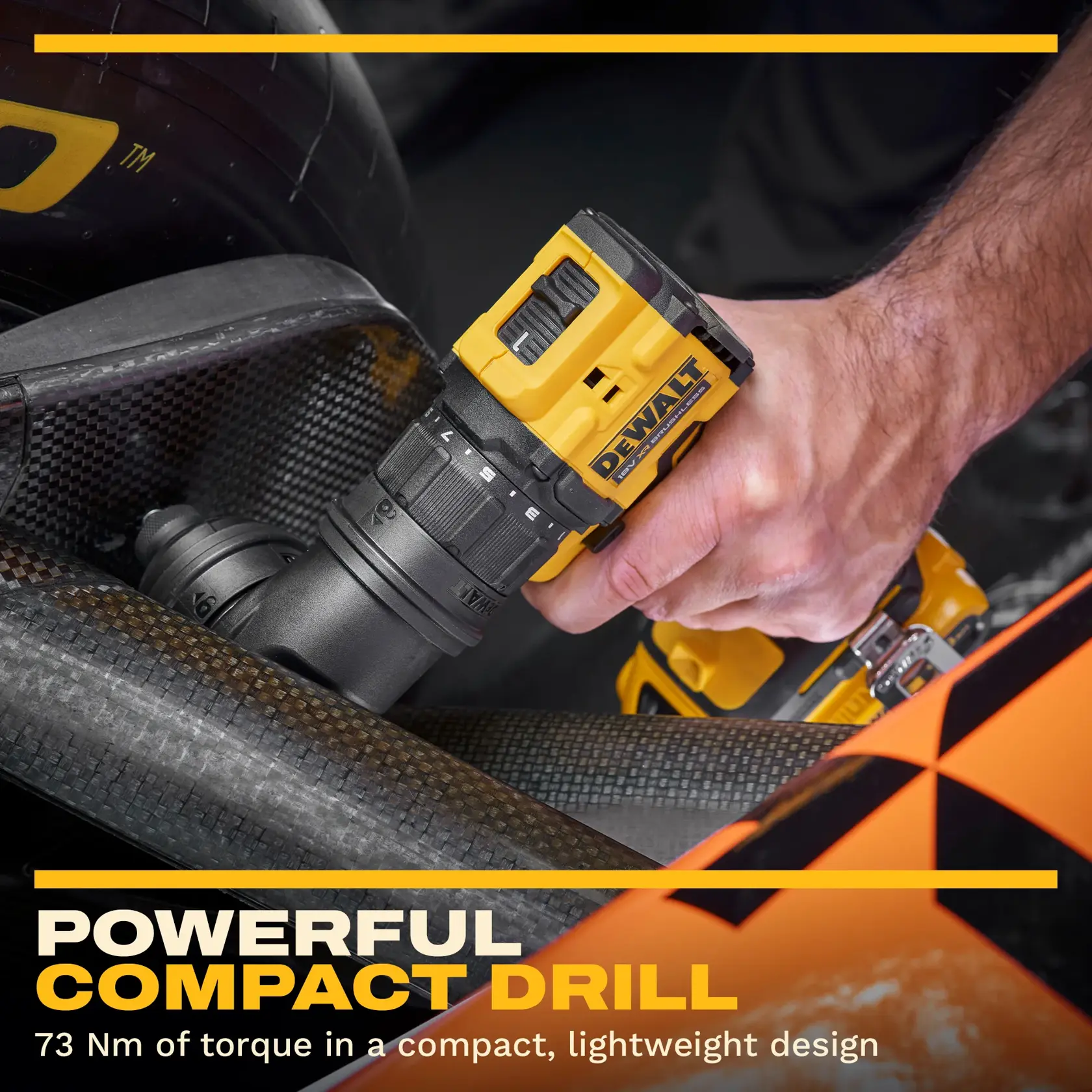 Taladro DEWALT DCD803D2T-QW, DCD803D2T utilizado en muebles, primer plano de herramienta y mano.