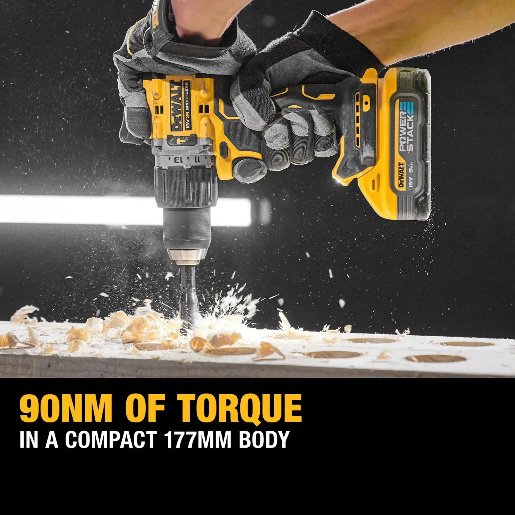 Trabajador con guantes perfora metal con taladro inalámbrico amarillo DEWALT en taller industrial.