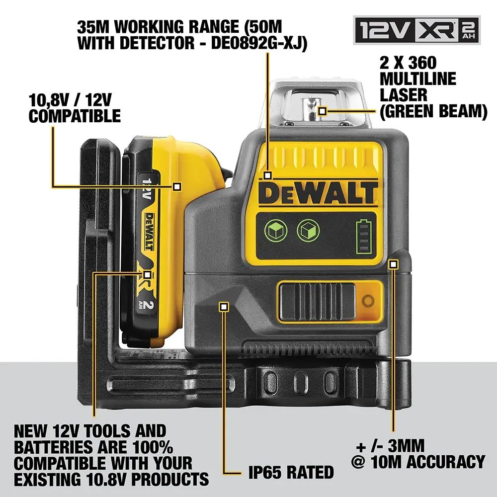 Ein DEWALT-Laser-Nivelliergerät ist auf einem Stativ in einem Industriegebäude im Bau eingerichtet. Im Hintergrund steht ein Arbeiter mit Sicherheitsweste und Helm auf einem Gerüst und markiert oder arbeitet an der Metalldecke.
