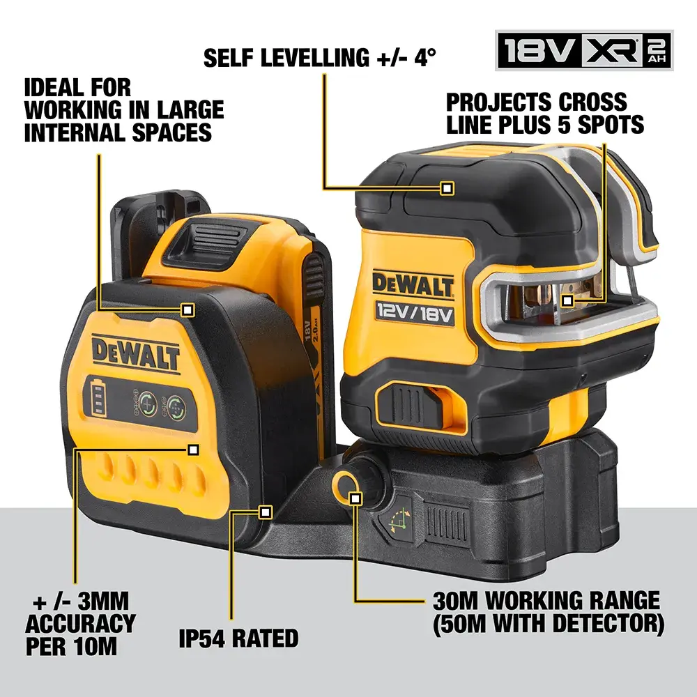 DEWALT Lasergerät am Bau, Arbeiter auf Gerüst justiert Deckenverkabelung.