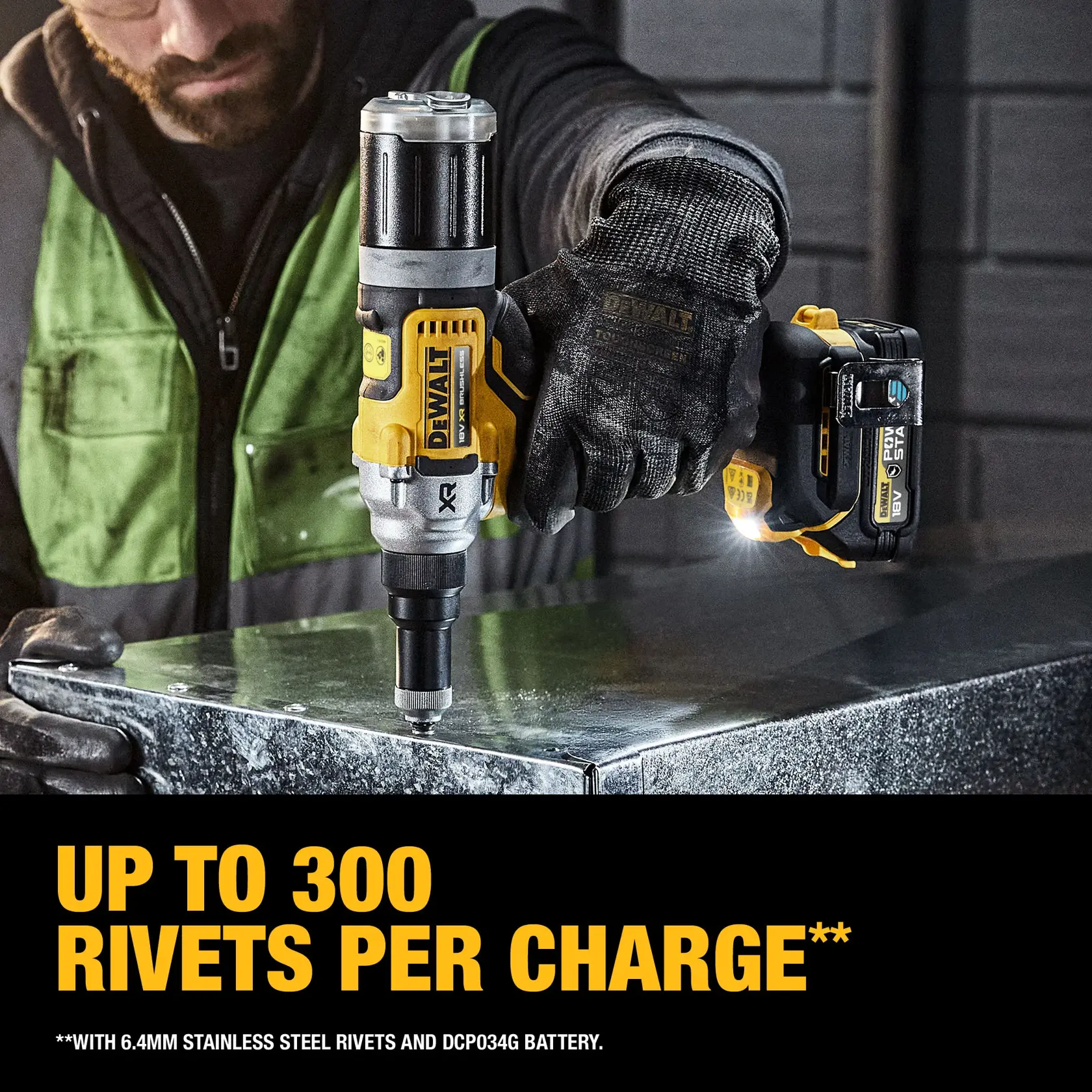 Una persona con guantes utiliza una remachadora inalámbrica DEWALT 18V XR (modelo DCF414) para sujetar láminas de metal en una mesa de trabajo en un taller.