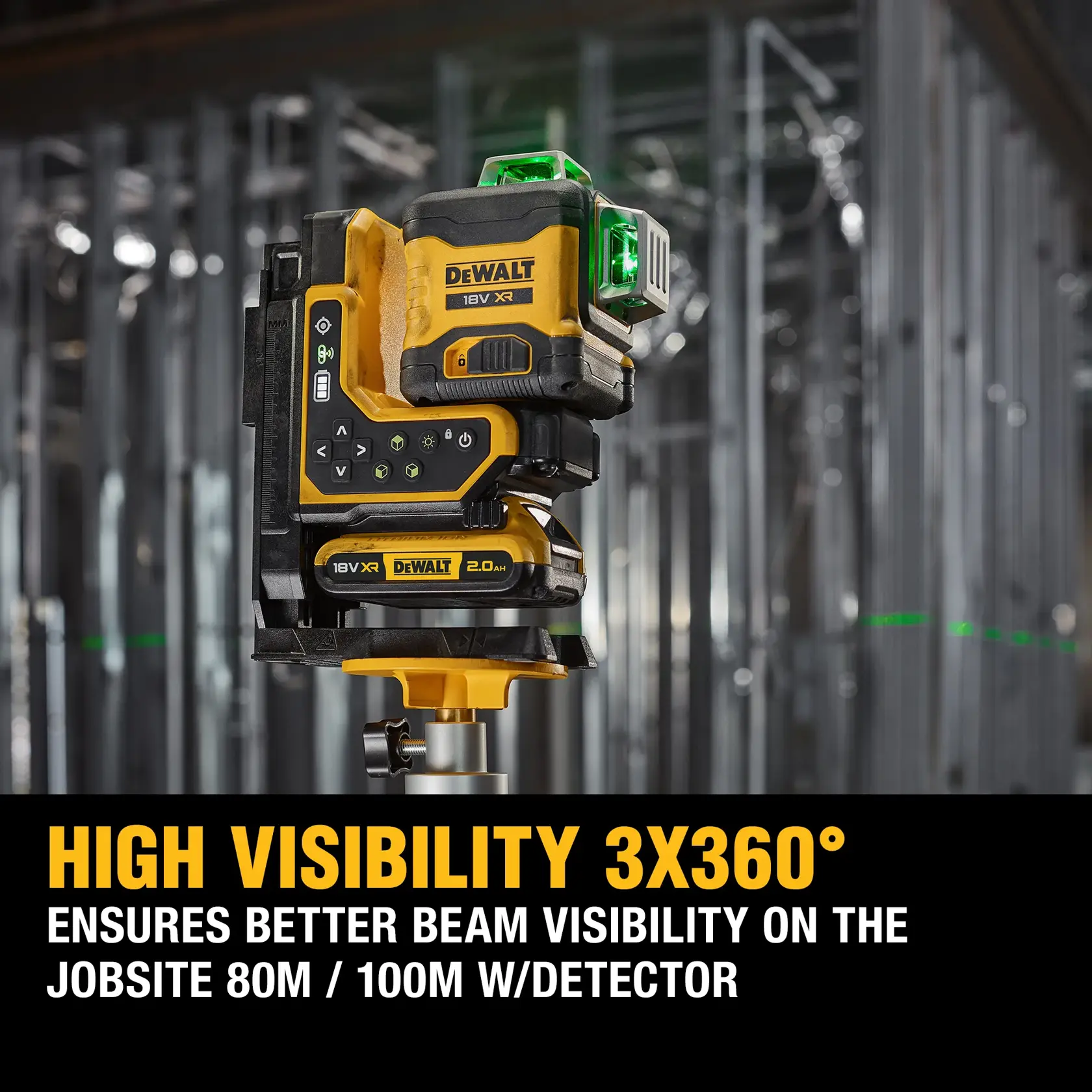 Un kit de niveau laser DEWALT comprenant une mallette rigide noire et jaune, un appareil de niveau laser, une batterie, une télécommande, un chargeur, une règle, une carte cible et deux petites piles.