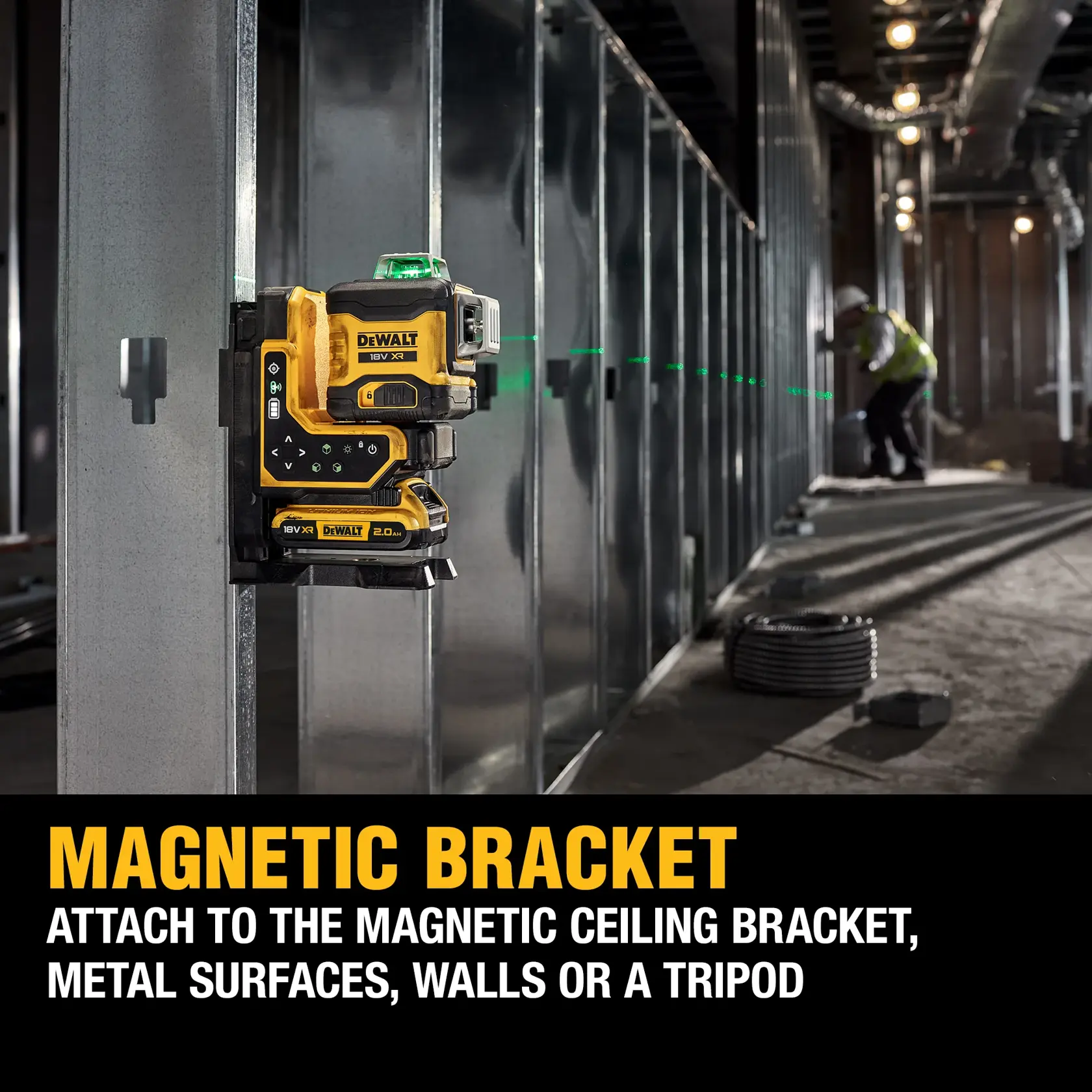 Niveau laser DEWALT 18V XR avec boutons de commande et batterie, adapté aux mesures précises.