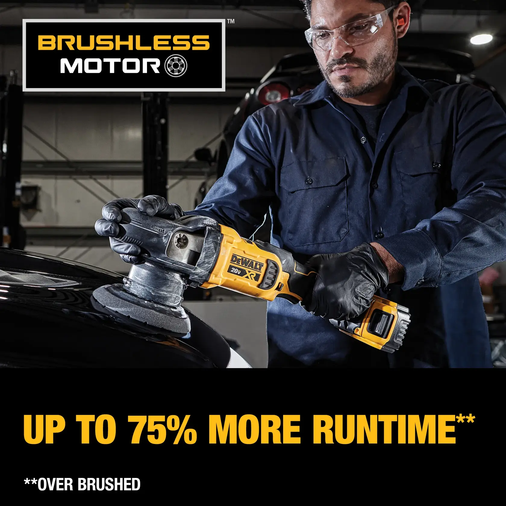 Personne polit une voiture avec une polisseuse DEWALT DCM848P2 sans fil. Le visage est flouté.