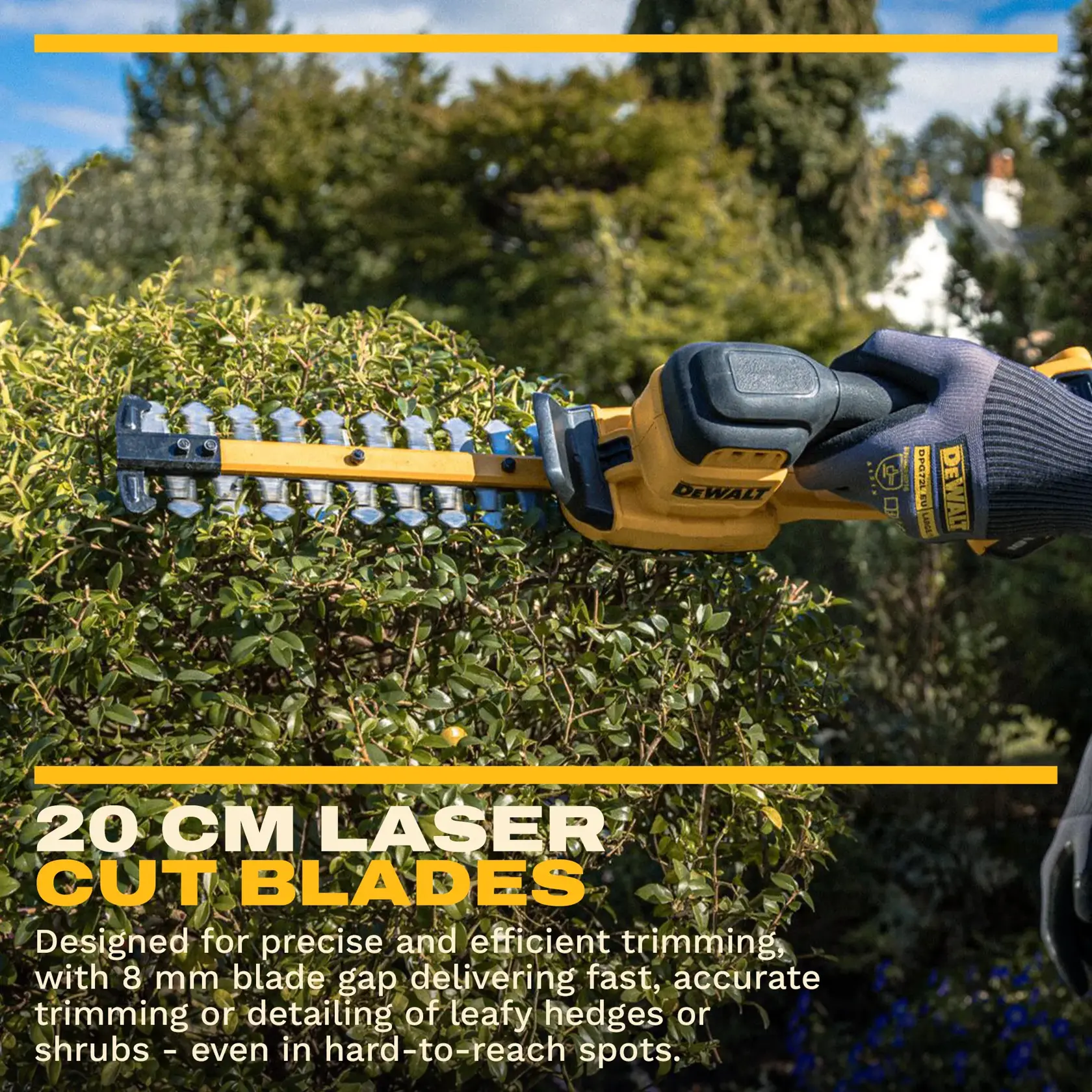 Persona usa cortasetos DEWALT DCMHT520N-XJ, DCMHT520D1-QW, DCMHT520D1, DCMHT520N al aire libre.