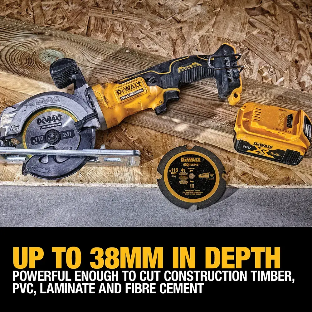 DEWALT DCS571NT-XJ, DCS571NT, trabajador con equipo de seguridad en obra. Categoría fotografía.