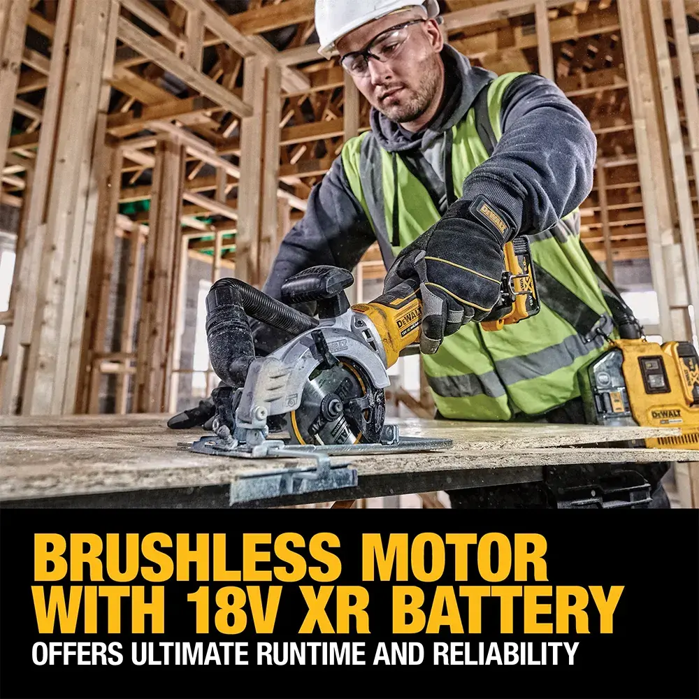 DEWALT DCS571NT-XJ, DCS571NT sierra sobre madera en construcción, trabajador protegido.