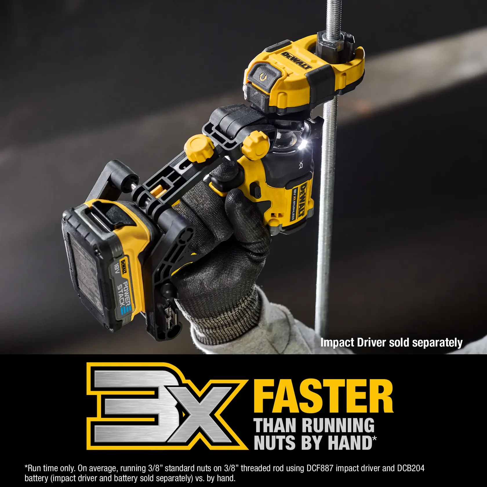 Trabajador usa taladro inalámbrico DEWALT para instalar conducto metálico, lleva guantes, chaleco y casco.
