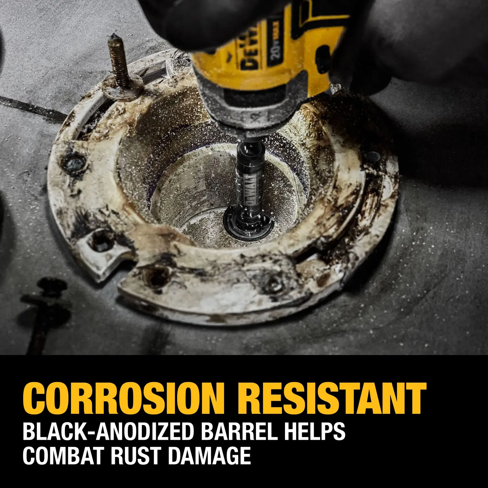 Herramienta DEWALT perforando o lijando dentro de una base metálica circular sobre una superficie de trabajo.