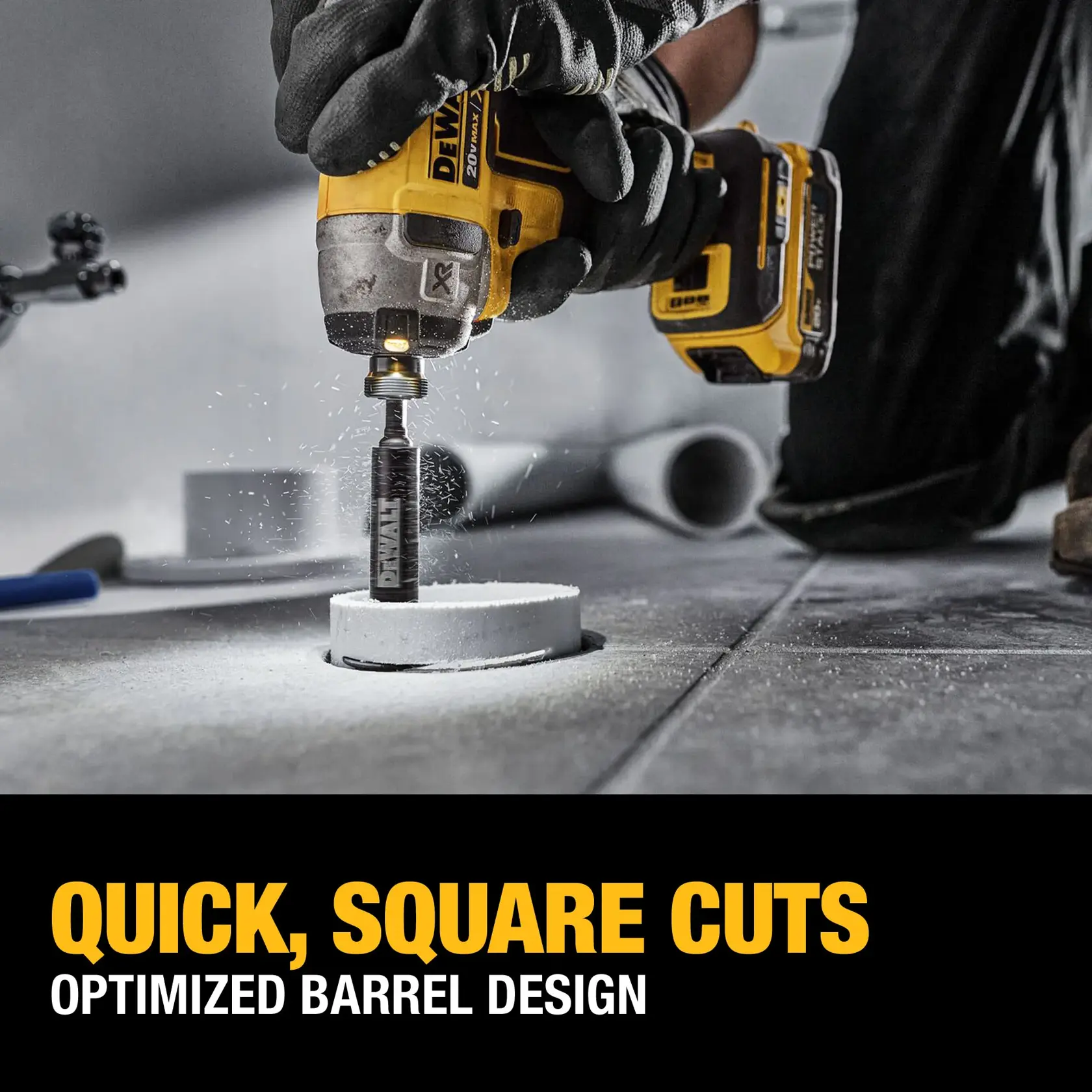 DEWALT DT20563 perforando una baldosa. El operario usa guantes para protección.