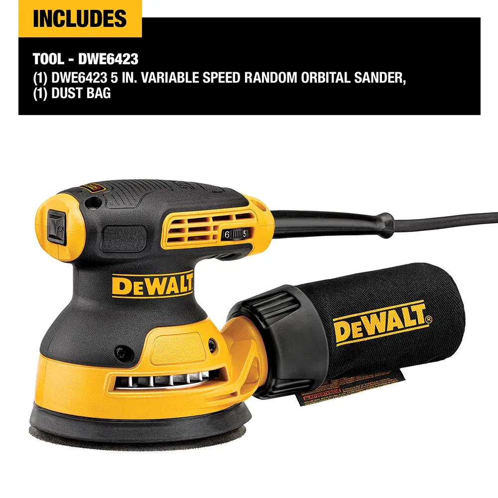 Una persona con mascarilla contra el polvo y gafas de seguridad está utilizando una lijadora orbital DEWALT DWE6423 para lijar una puerta de gabinete de madera en un taller. La lijadora es de color amarillo y negro, y el entorno incluye herramientas de carpintería y gabinetes.