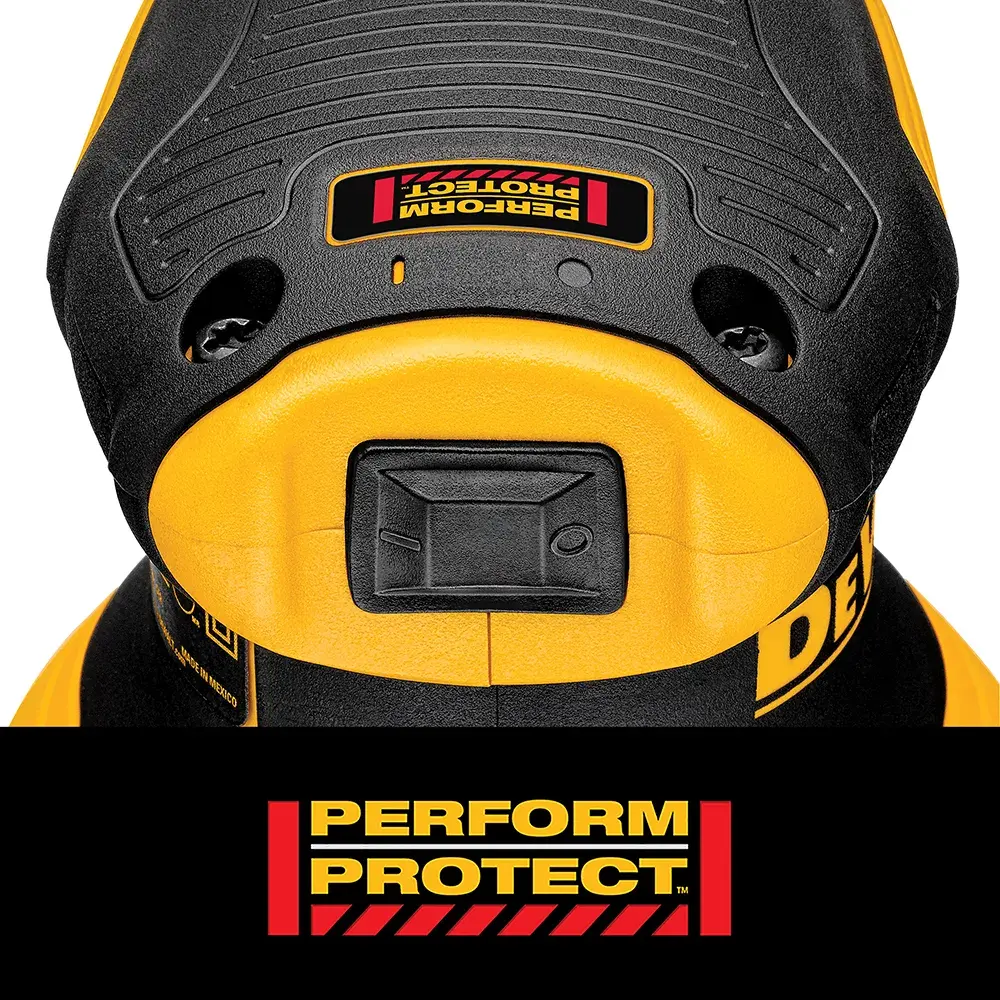 Una persona usa una lijadora eléctrica DEWALT DWE6423 para suavizar la superficie de una silla de madera en un taller.