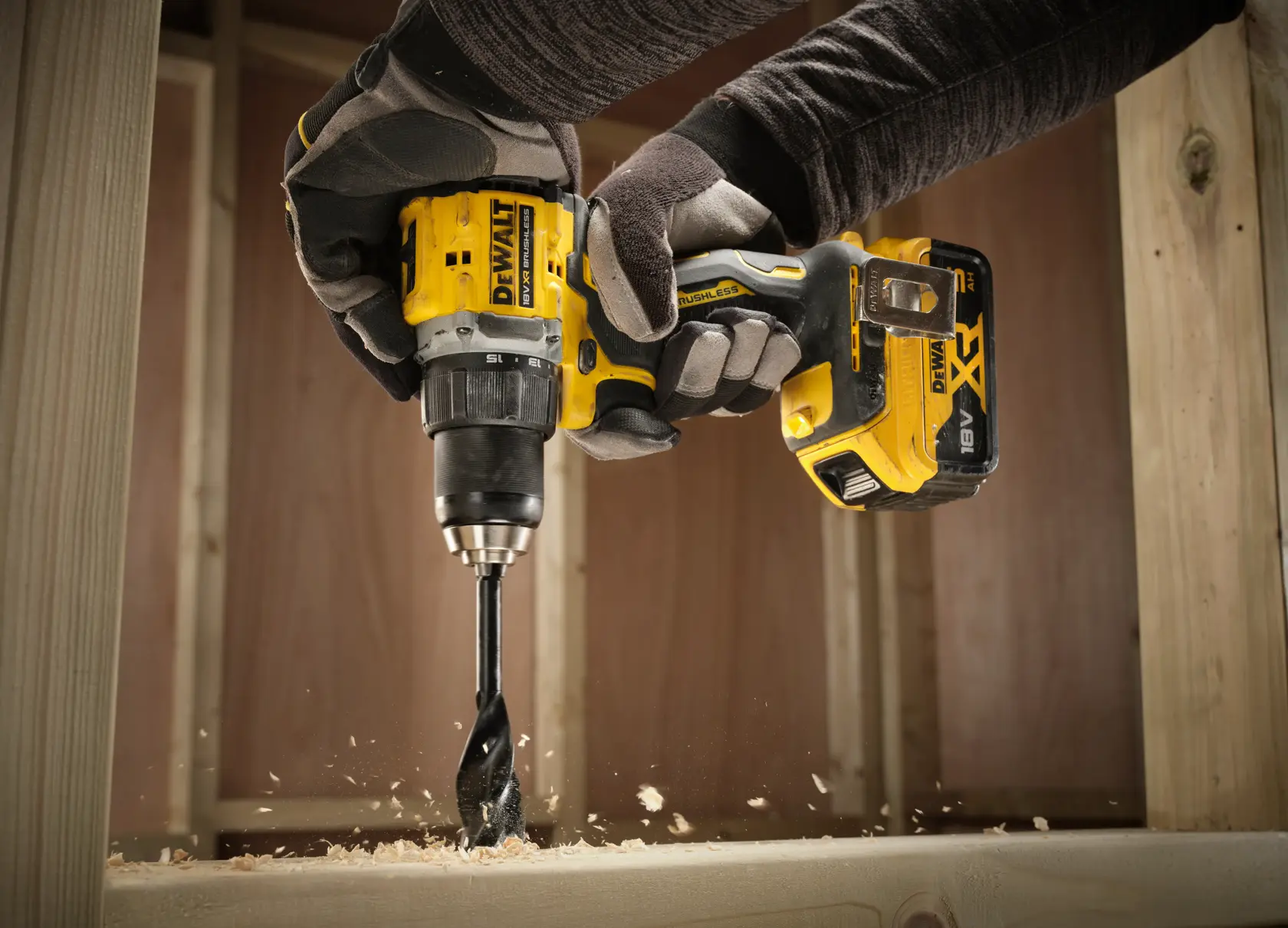 DEWALT-Bohrer im Einsatz am Holz. Modelle DCD794NT, DCD794NT-XJ abgebildet.