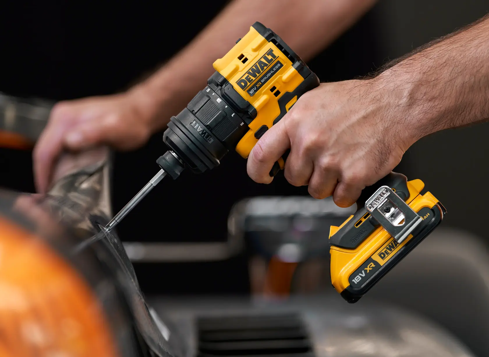 Kit DEWALT com maleta, carregador, baterias, acessórios. SKUs: DCD803D2T-QW, DCD803D2T. Categoria fotografia.