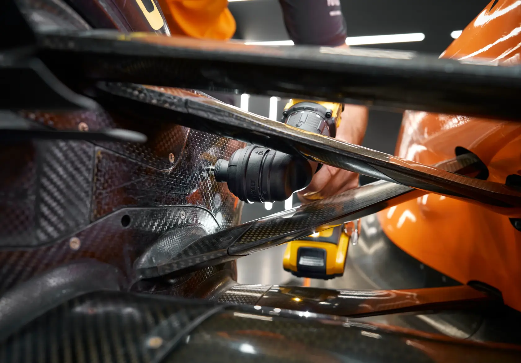 DEWALT 18V XR furadeira fotografia, SKUs DCD803D2T-QW, DCD803D2T exibido na vertical.