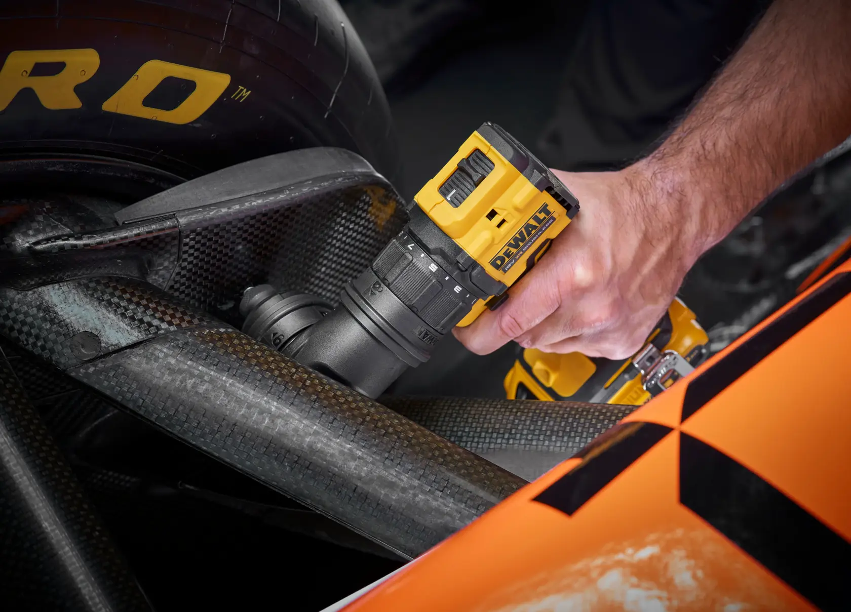 Furadeira DEWALT amarela. SKUs: DCD803D2T-QW, DCD803D2T. Categoria: Fotografia.