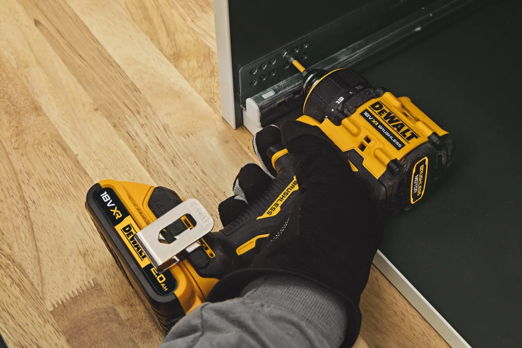 Kit DEWALT com maleta e itens, SKUs DCD803NT-XJ, DCD803NT. Categoria fotografia.
