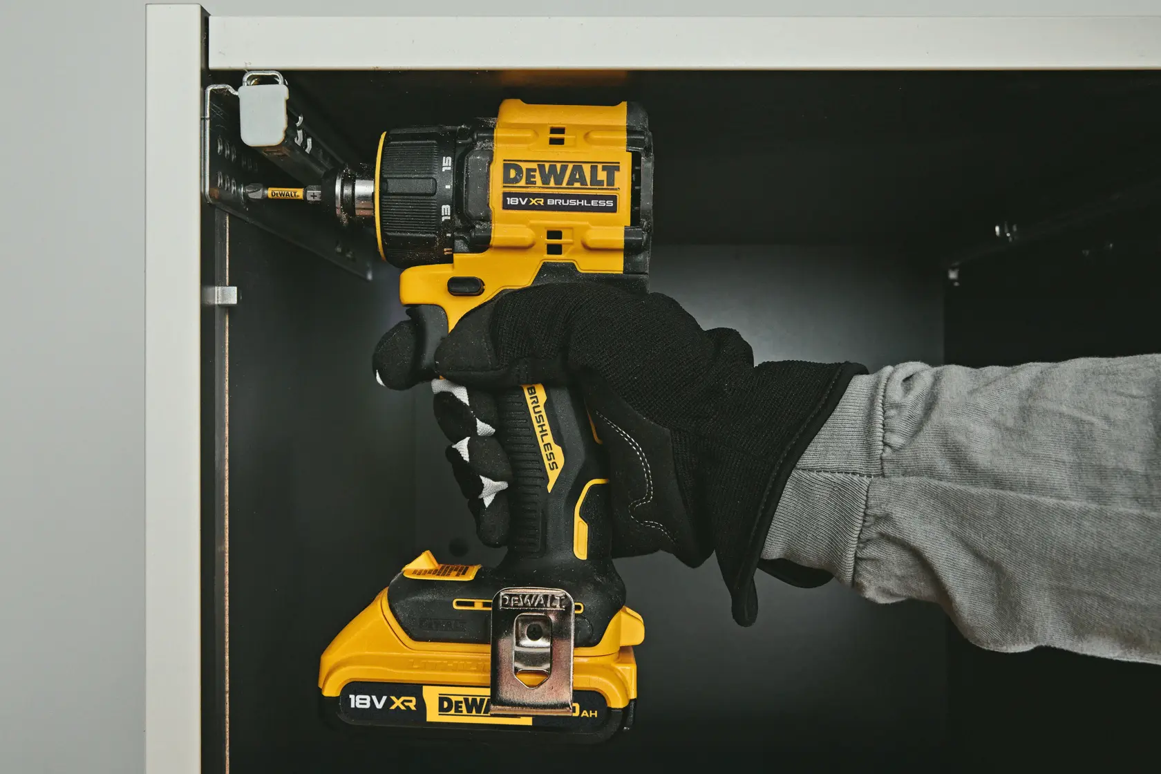 DEWALT DCD803NT-XJ, DCD803NT furadeira em uso, close-up, em madeira e metal. Categoria fotografia.