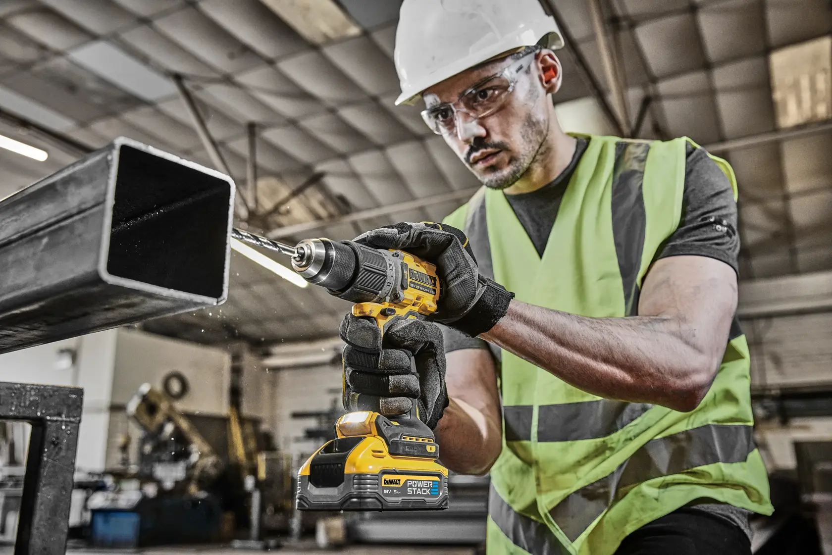 Persona utiliza taladro inalámbrico DEWALT para perforar una viga de madera, salen astillas.