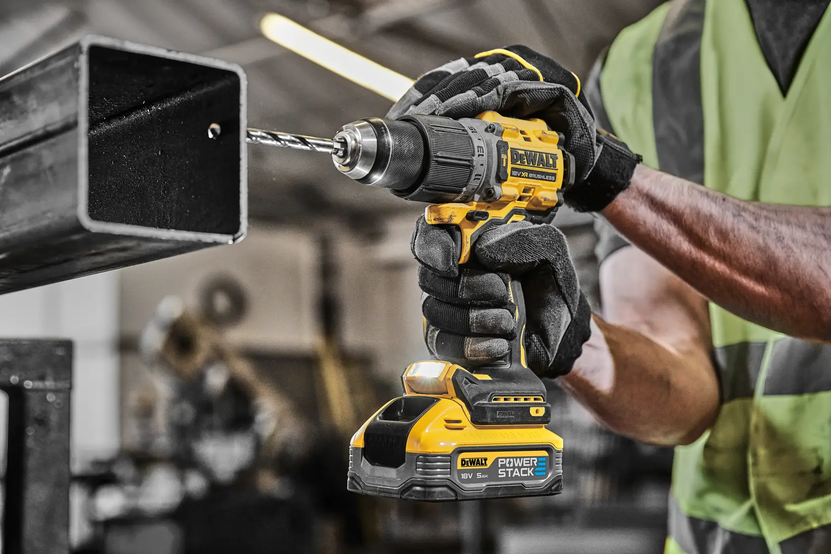 Persona usa taladro DEWALT para perforar viga de madera, con guantes y casco.