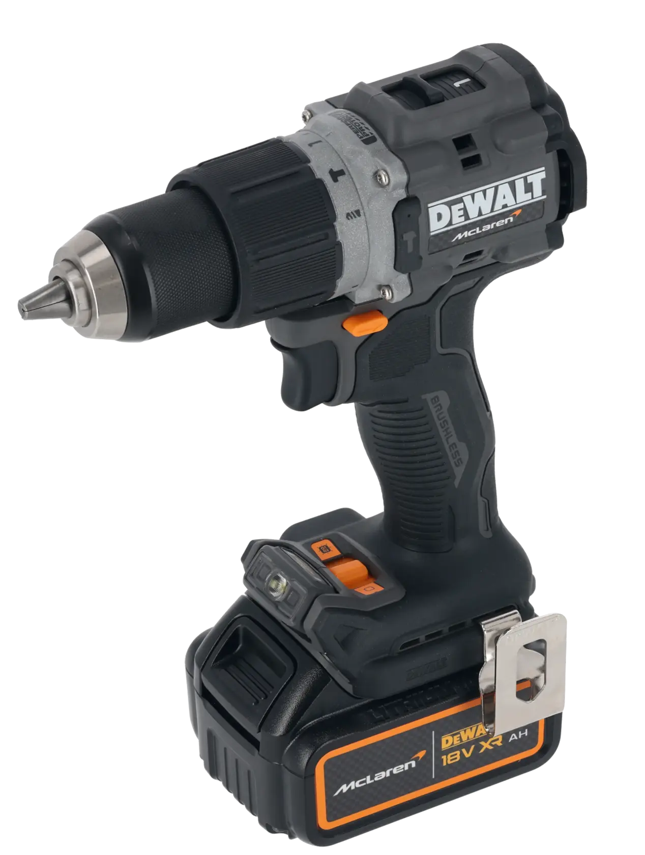 Taladro inalámbrico DEWALT 18V con marca McLaren y batería, diseño ergonómico negro y naranja.