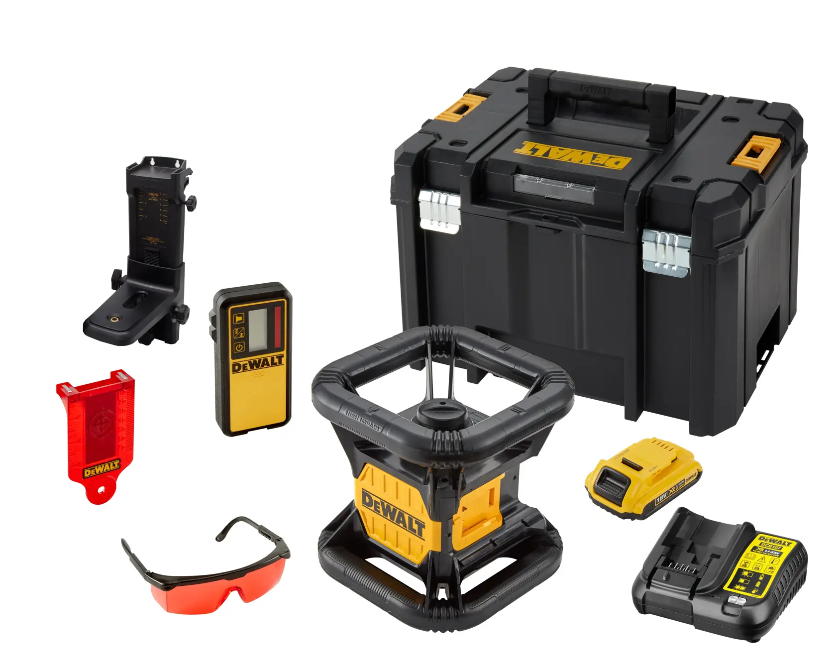 Un kit de producto fotográfico DEWALT que incluye un trípode amarillo y negro, una gran caja de transporte negra, una vara de medición, un nivel láser, un cargador de batería, un detector, gafas de seguridad rojas y varios accesorios, todo dispuesto sobre un fondo blanco.