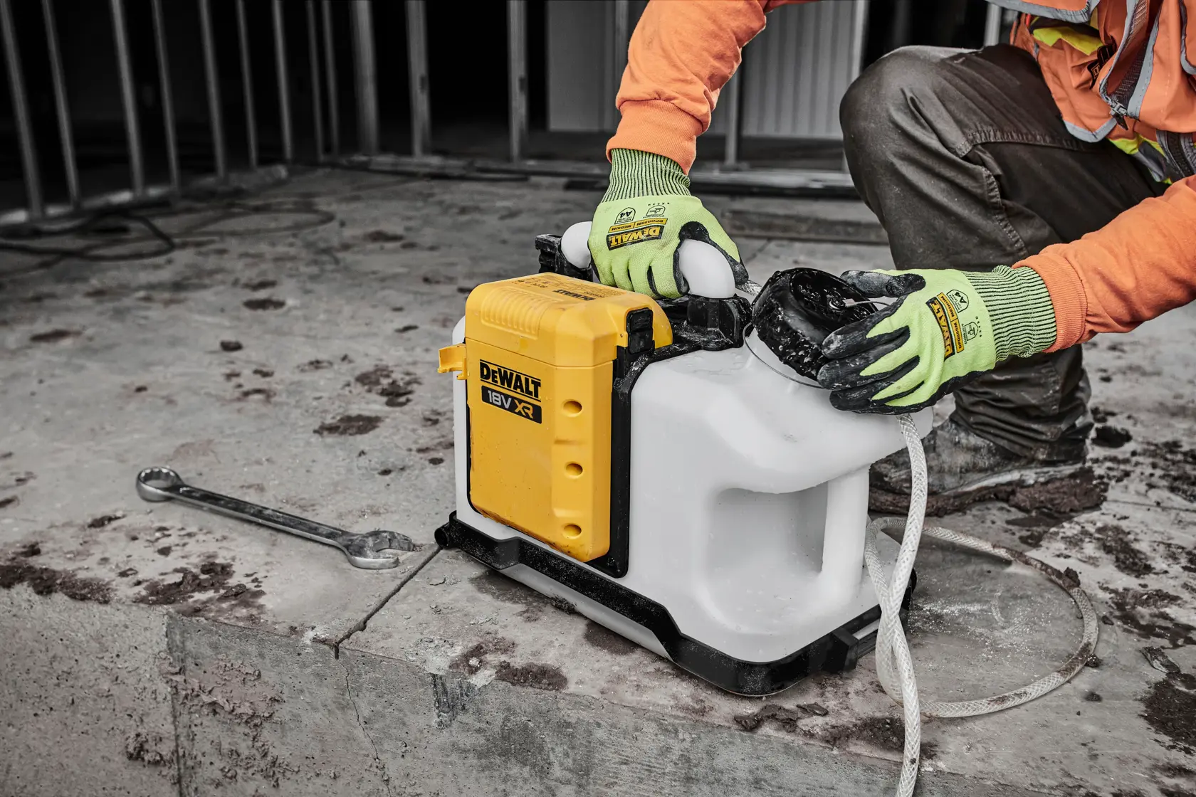 Producto fotográfico DEWALT DCE6820N, DCE6820N-XJ en obra, operario manipulando equipo.