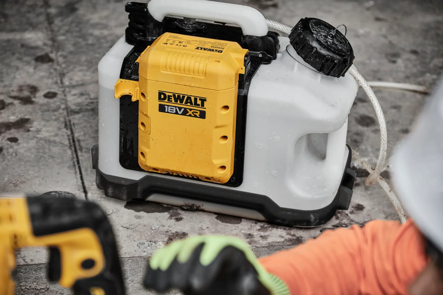 Producto fotográfico DEWALT DCE6820N, DCE6820N-XJ con carcasa amarilla y blanca.