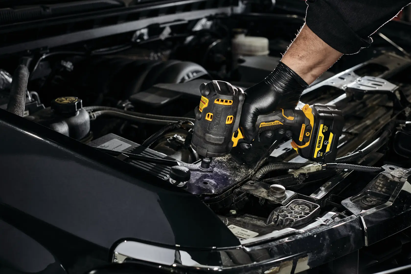 DEWALT DCF901P1G-QW, DCF901P1G Schlagschrauber am Auto. Produktkategorie Fotografie.