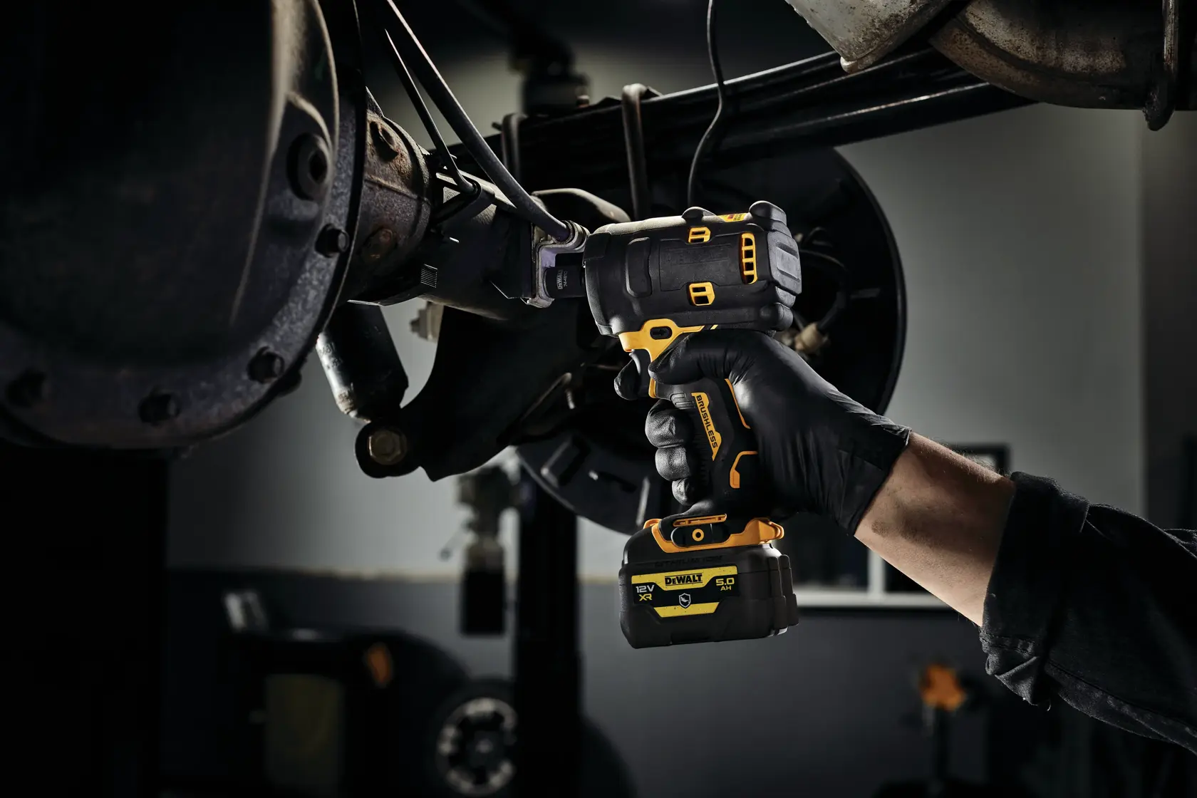 DEWALT DCF903P1G, DCF903P1G-QW Werkzeug an Maschine. Kategorie Fotografie. Gelb-schwarzes Elektrowerkzeug.