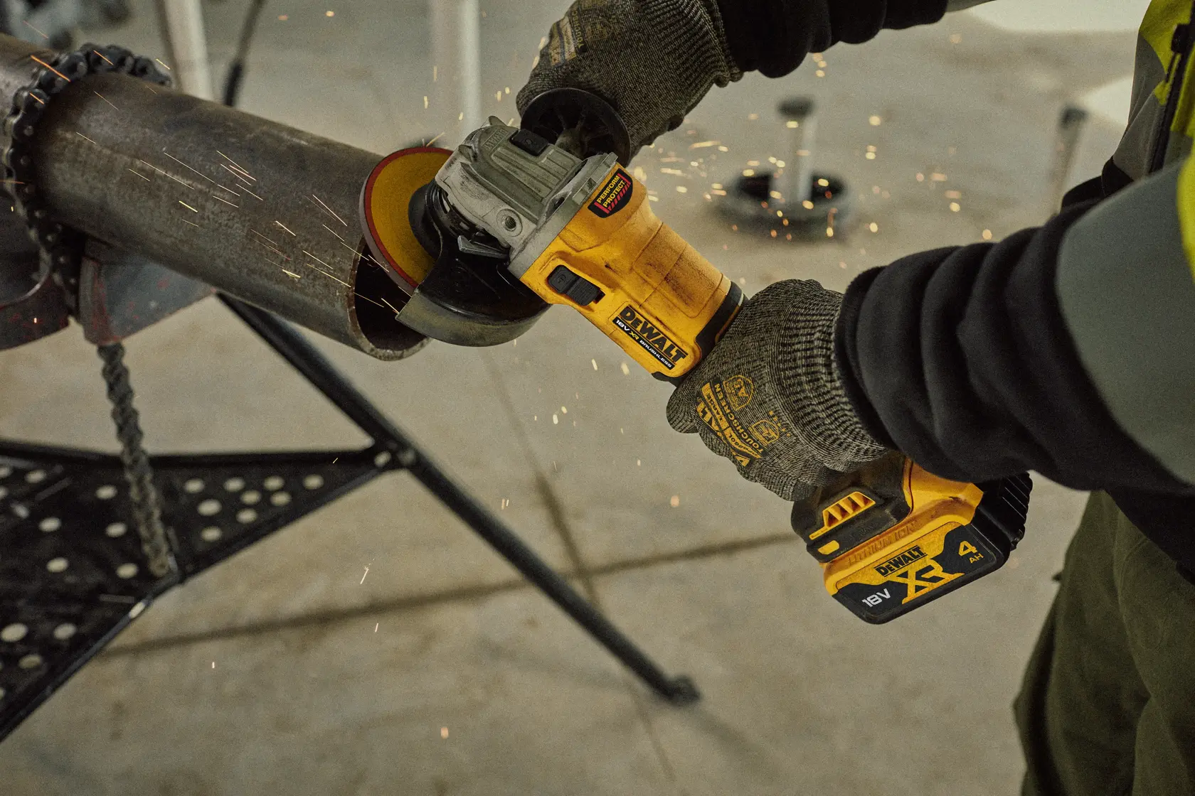 Amoladora DEWALT corta tubo. Modelos DCG407M2T, DCG407M2T-QW visibles. Salen chispas.