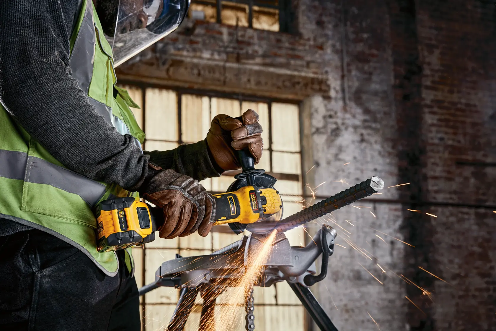 DEWALT Akkuschleifer schneidet Metall, Funken fliegen, bedient von einem Arbeiter mit Schutzausrüstung.