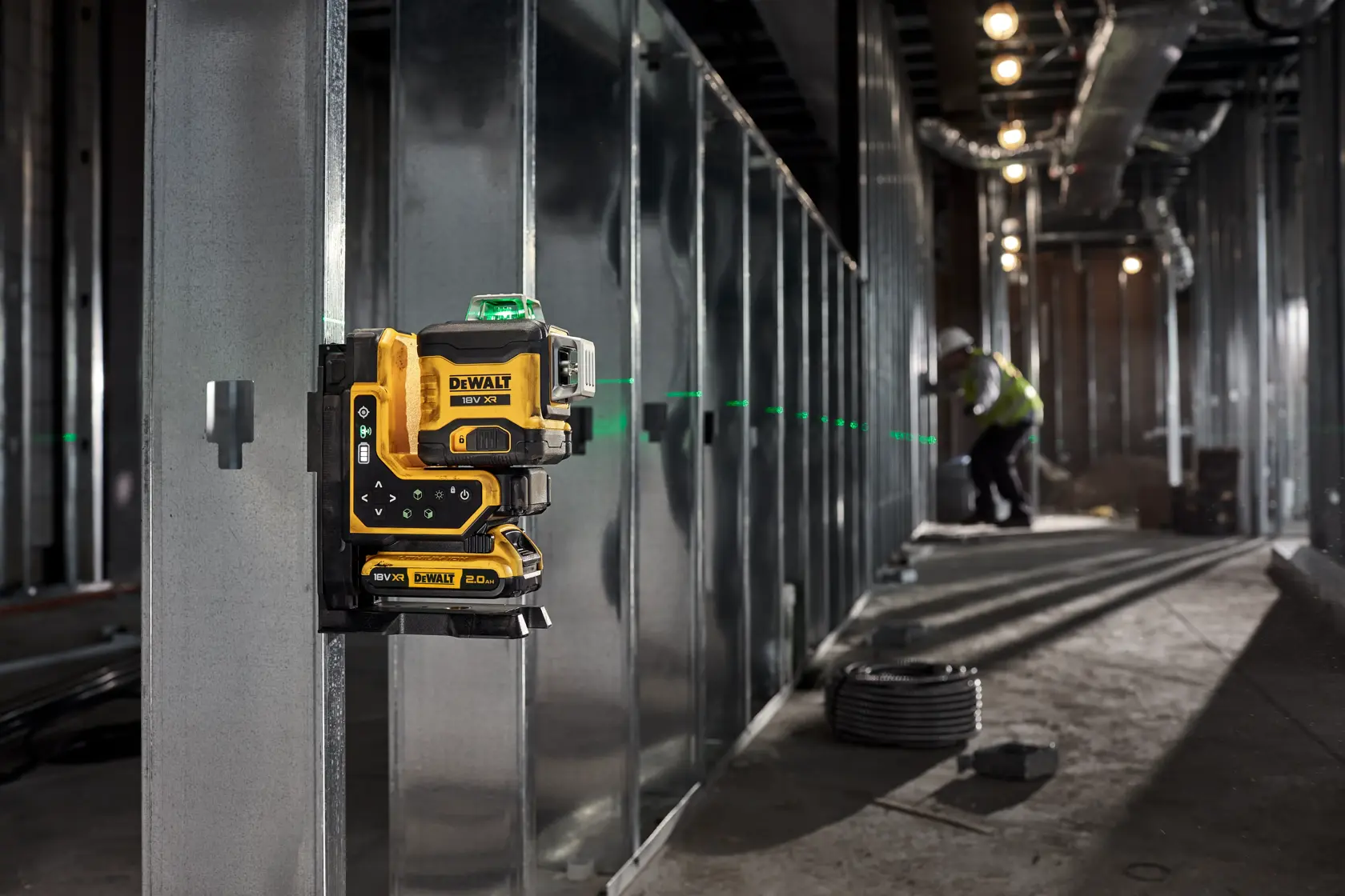 DEWALT DCLE34035D1 niveau laser 18V XR jaune et noir à batterie pour usage professionnel.
