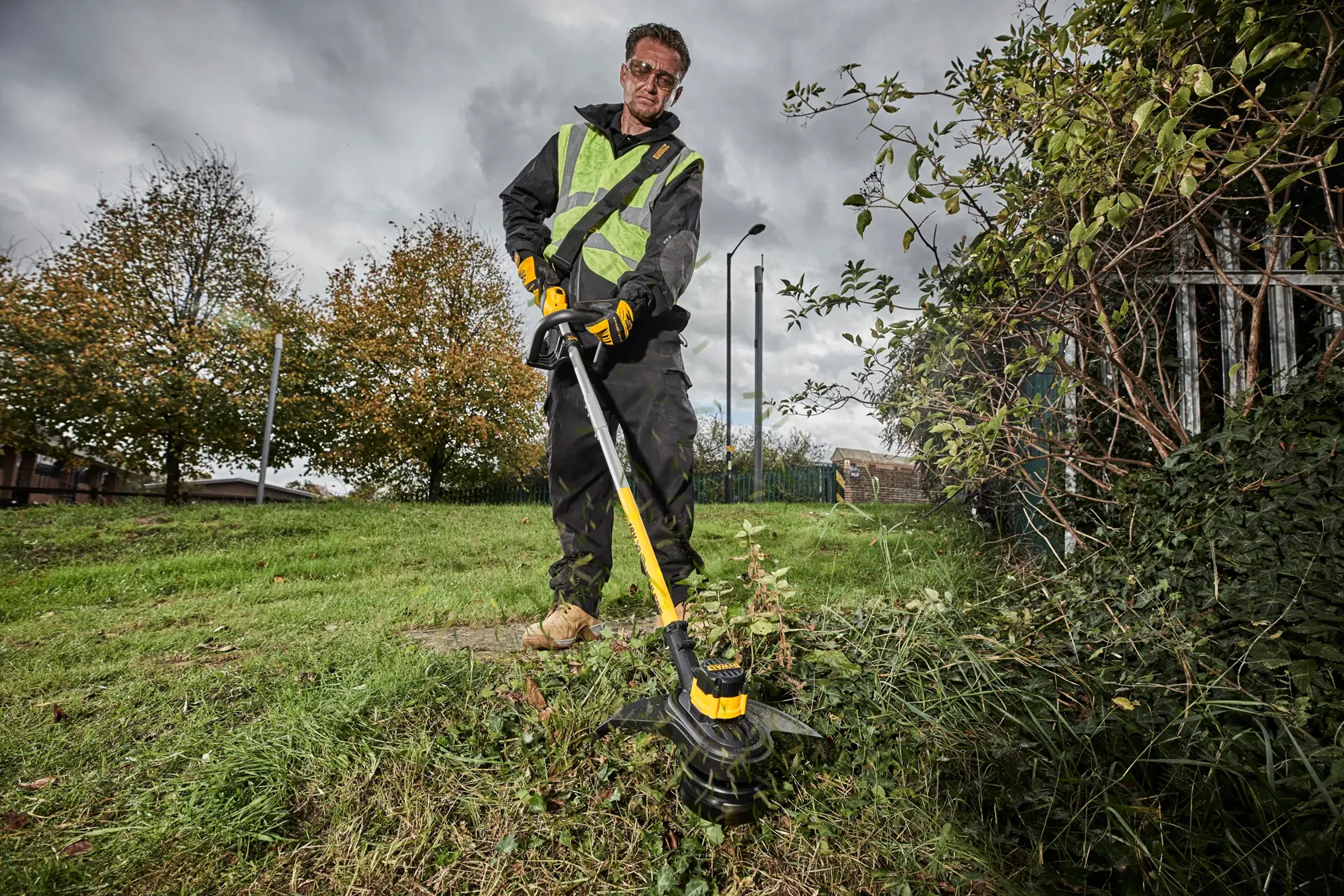 DEWALT® 18V XR® Brushless 33cm String Trimmer (Tool Only)