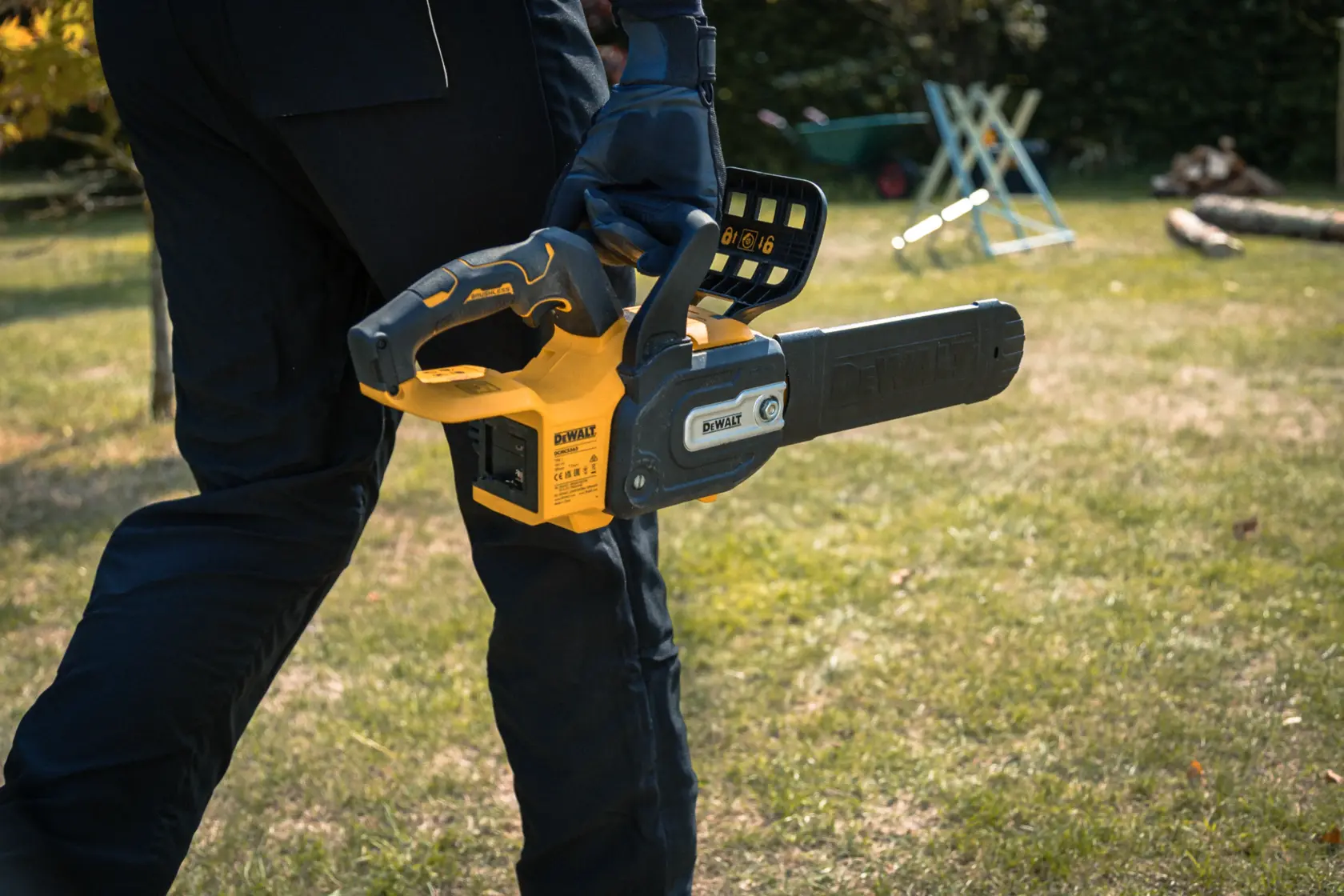 Motosierra DEWALT al aire libre. Modelos: DCMCS565P1-QW, DCMCS565N, DCMCS565P1, DCMCS565N-XJ.