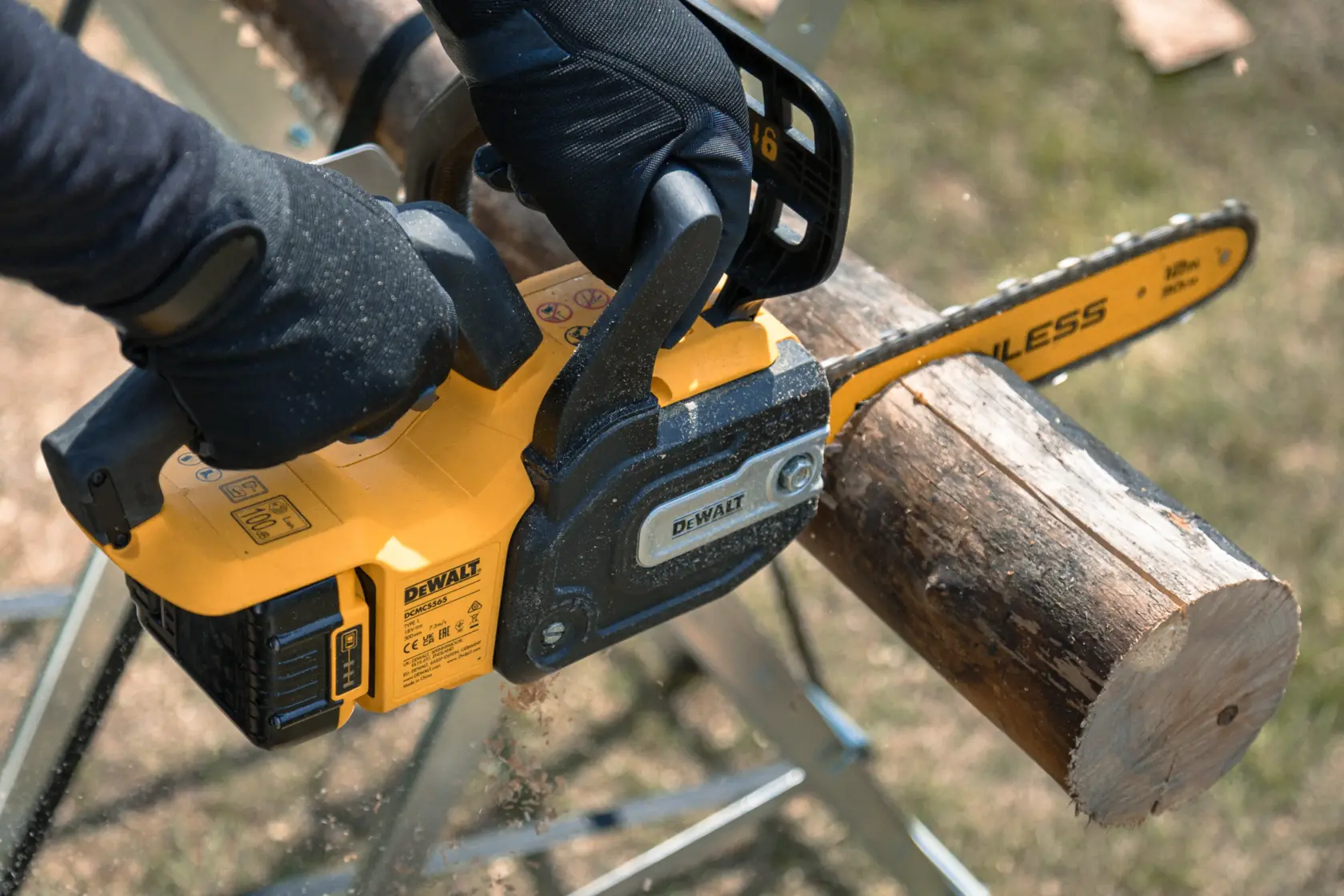 Motosierra DEWALT corta madera. SKU: DCMCS565P1-QW, DCMCS565N, DCMCS565P1, DCMCS565N-XJ. Categoría fotografía.