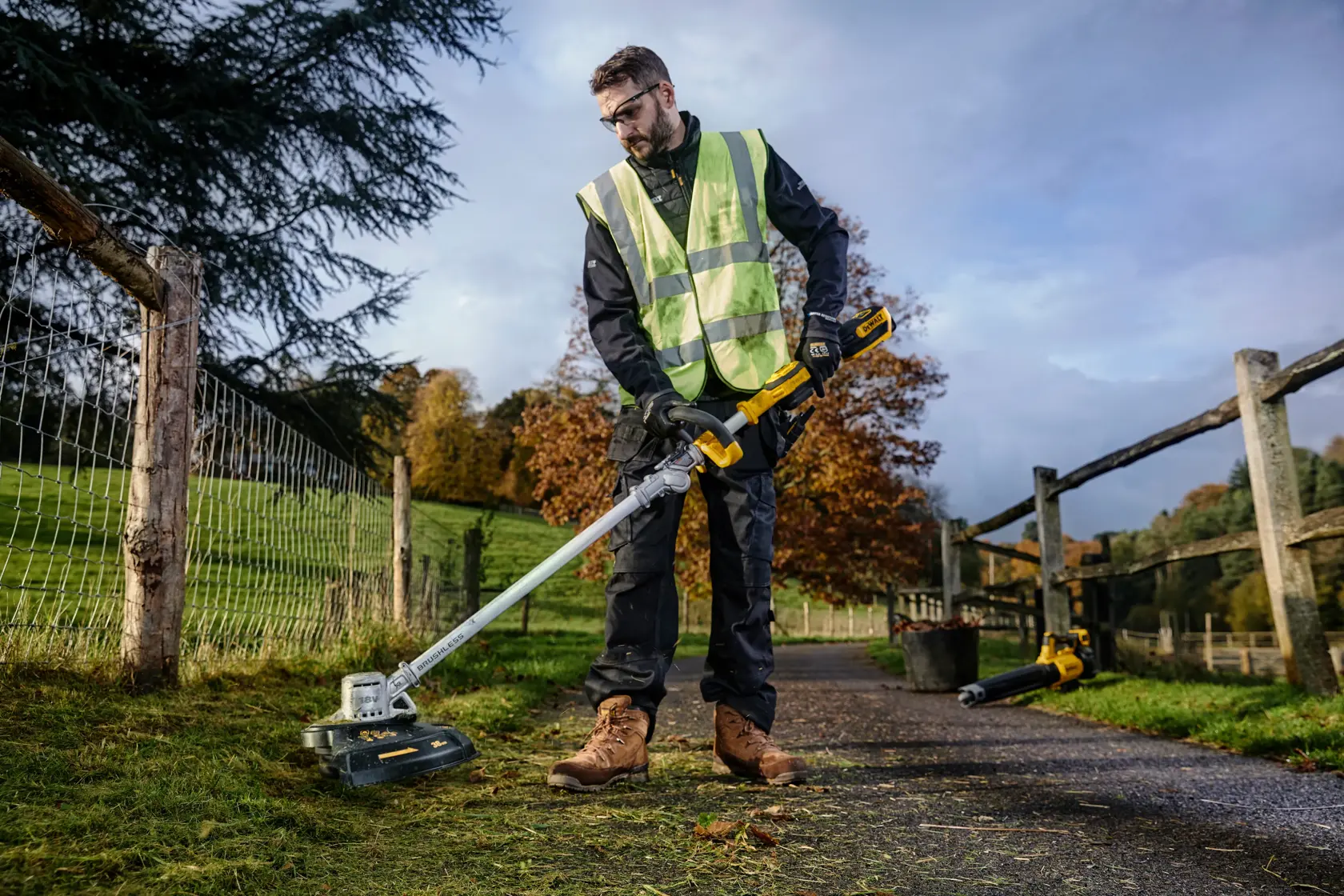 DEWALT® 18V XR® Brushless String Trimmer with Folding Shaft (Tool Only)