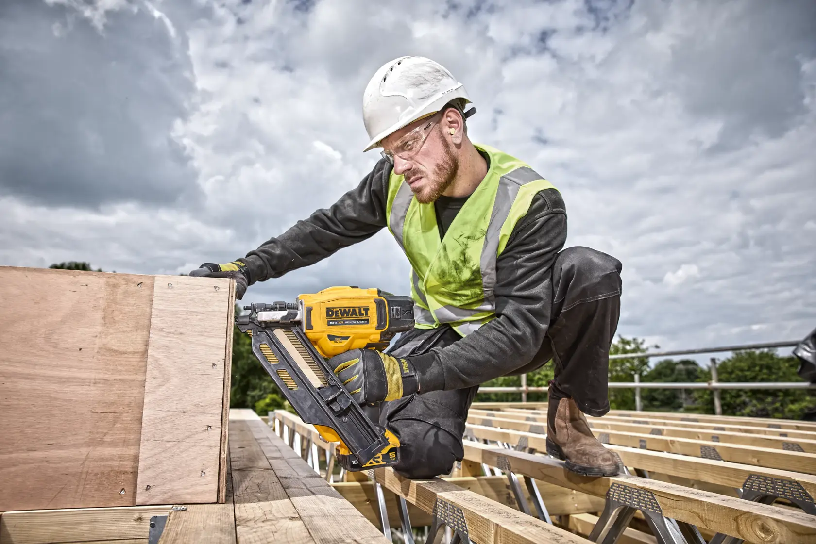 DEWALT® 118V XR® Brushless 33° 90 mm Framing Nailer (Tool Only)