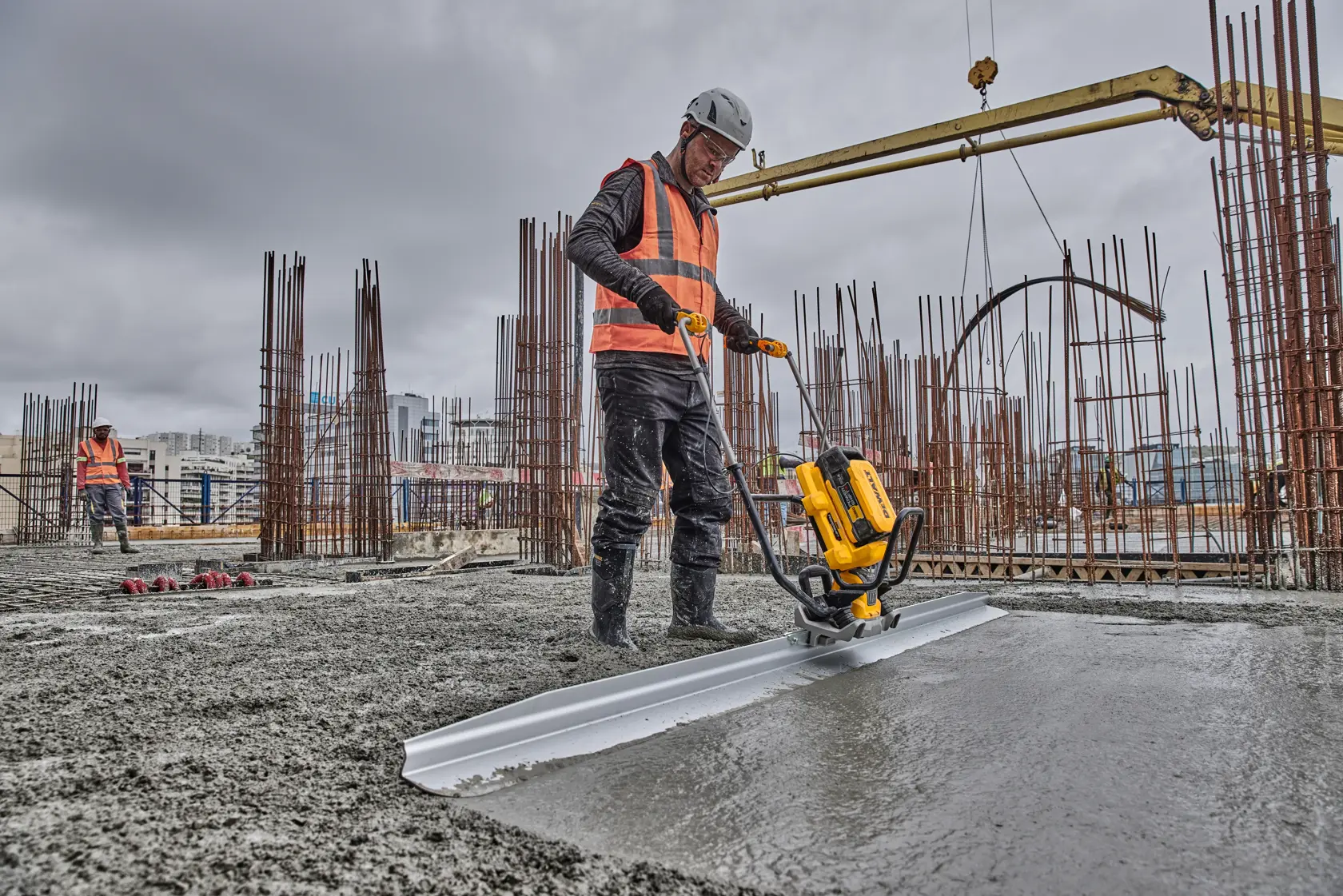 DEWALT® POWERSHIFT™ Vibrating Screed