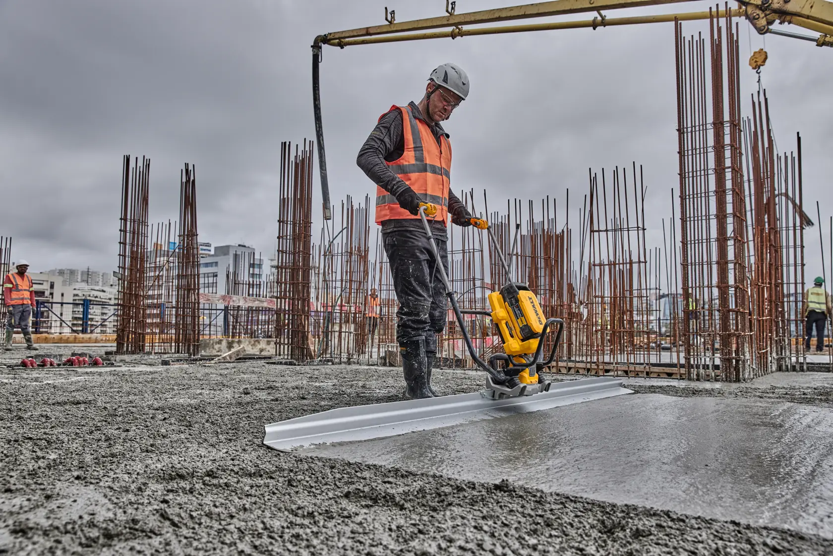 DEWALT® POWERSHIFT™ Vibrating Screed
