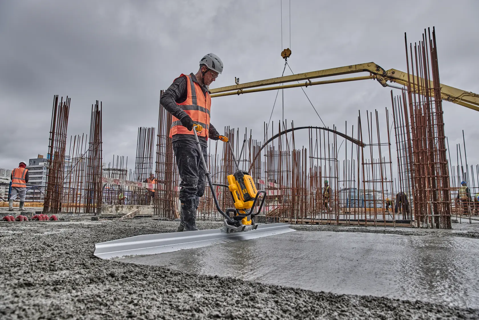 DEWALT® POWERSHIFT™ Vibrating Screed