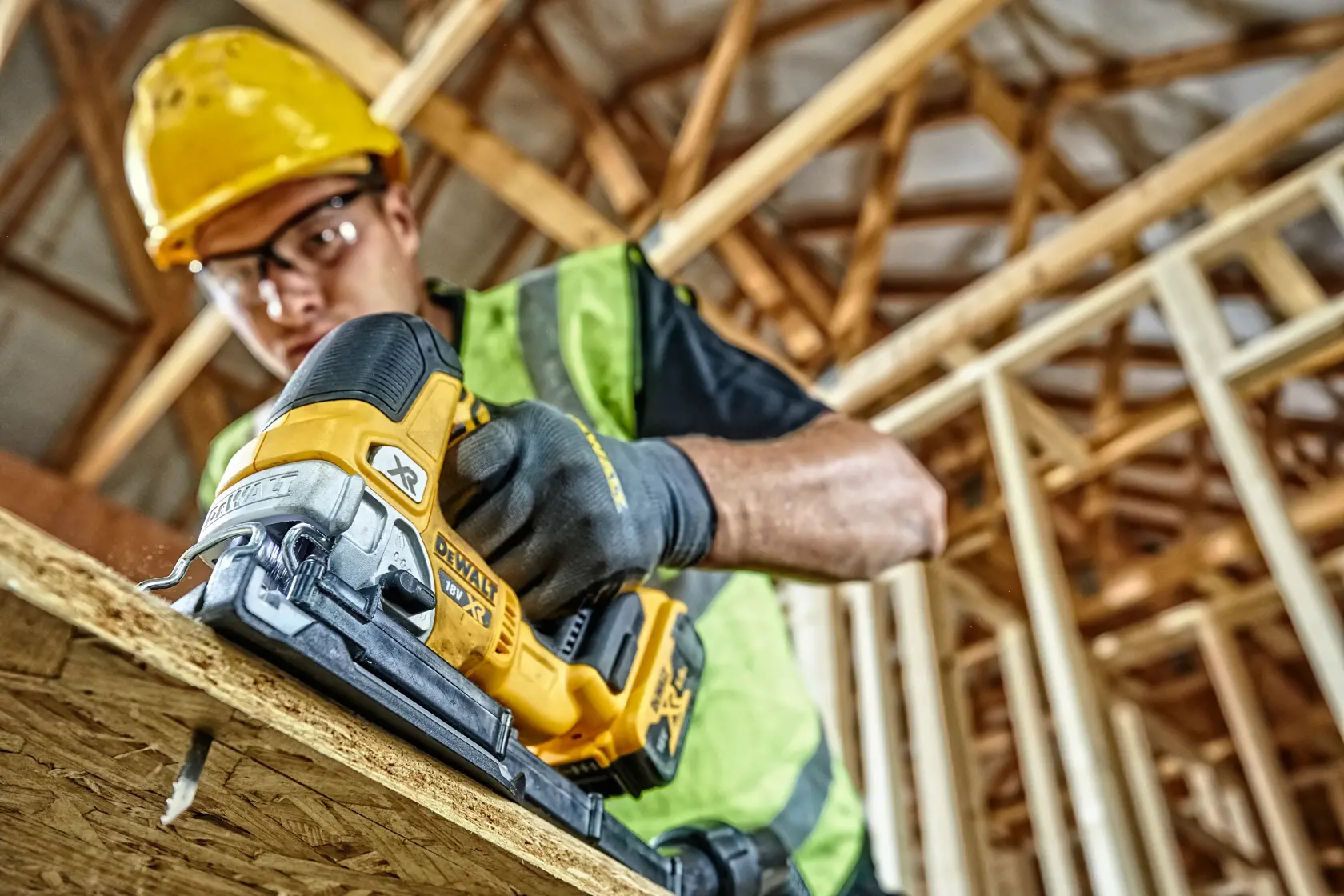 DEWALT cordless jigsaw kit with battery and carrying case, black and yellow design, model DCS334P2.