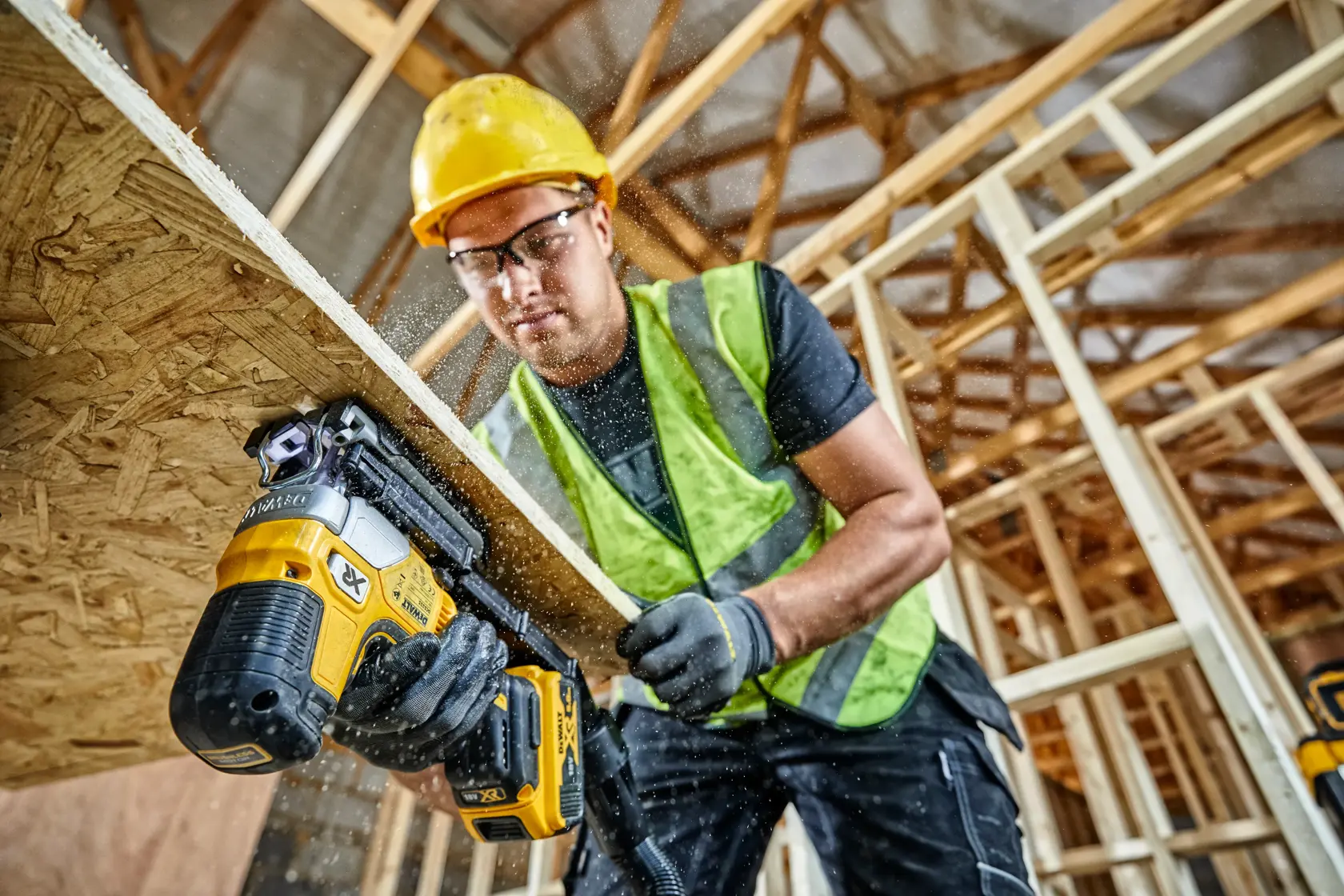 Ensemble de scie sauteuse sans fil DEWALT comprenant une scie sauteuse noire et jaune, deux batteries lithium-ion XR 18V, et une mallette de transport noire robuste avec le logo DEWALT.