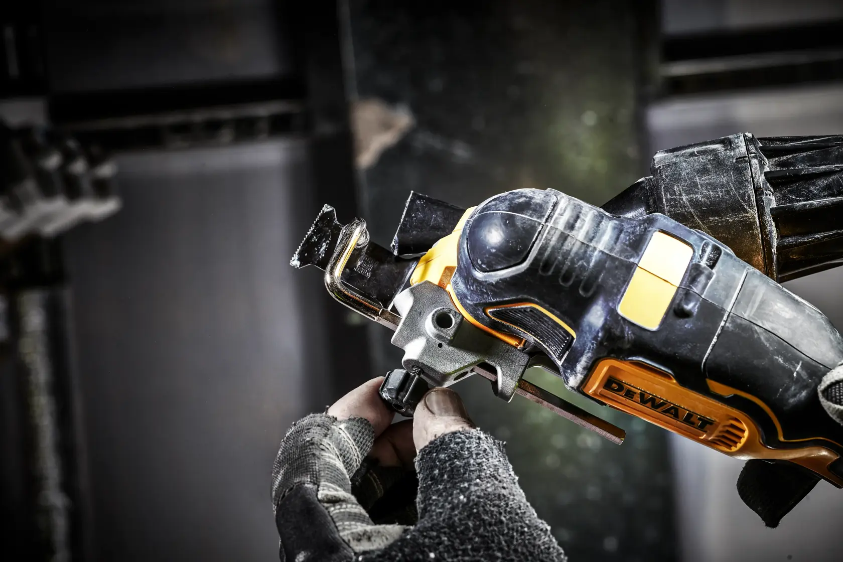 Arbeiter nutzt DEWALT DCS356NT Akkuwerkzeug auf Baustelle und trägt Handschuhe sowie Helm.