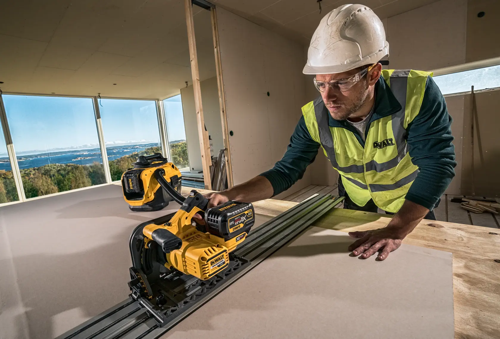 DEWALT® 54V XR Flexvolt® 165mm Rail Compatible Plunge Saw (Tool Only)