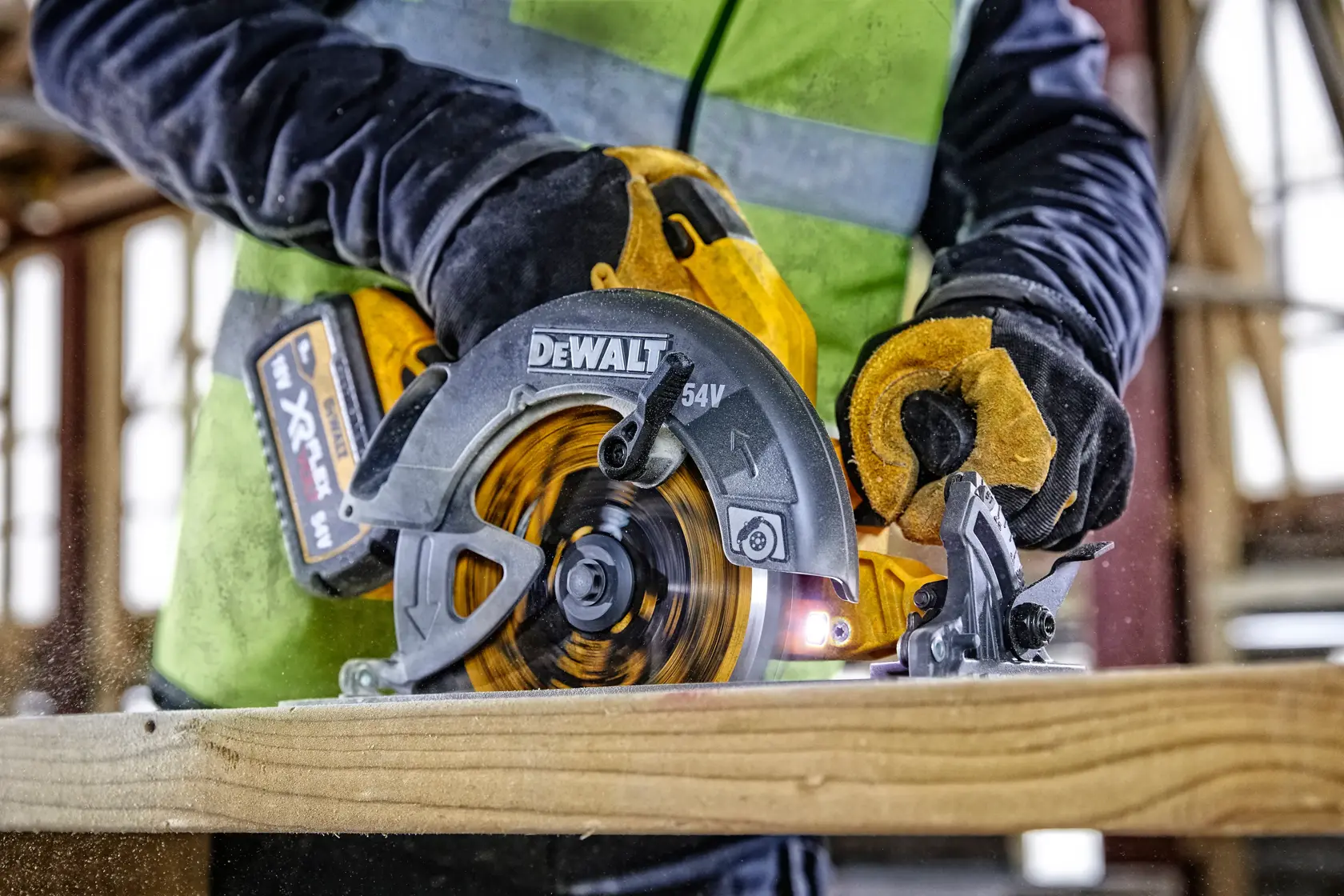 Arbeiter schneidet Holz mit einer DEWALT Akku-Kreissäge und einer XR FLEXVOLT Batterie.
