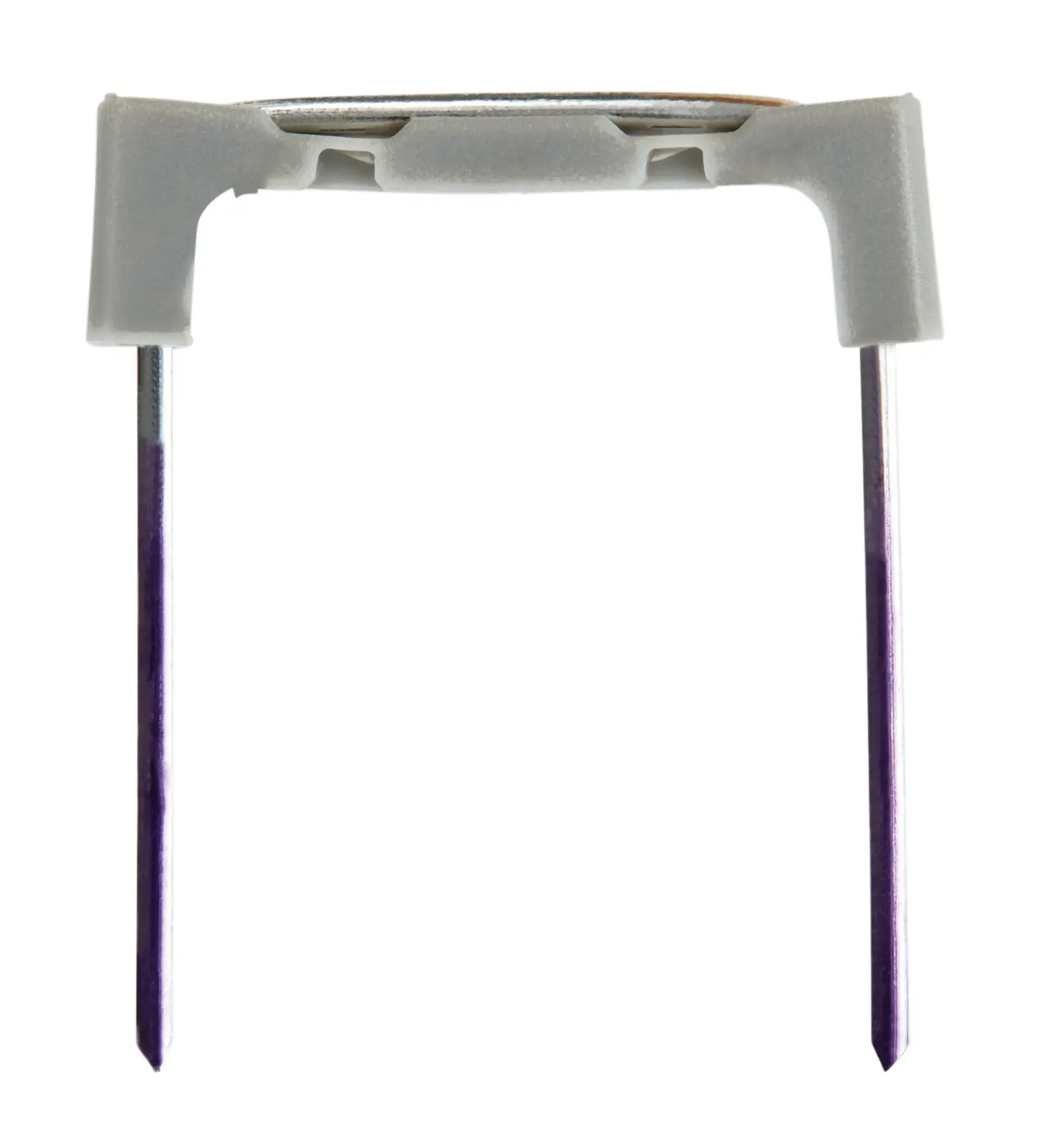 Gros plan sur une lanière de reliure DEWALT en plastique avec dents violettes sur fond blanc.