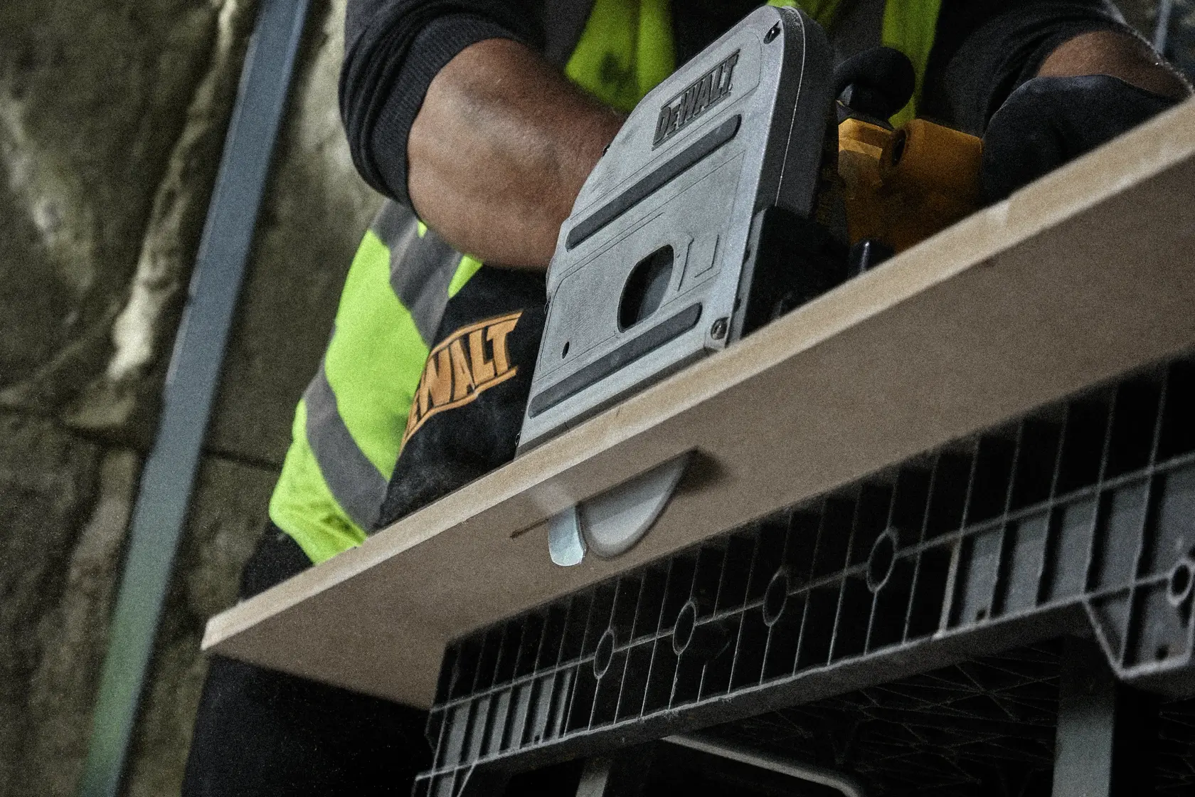 Graphique montrant la marque DEWALT XTREME Sub-Compact Series avec le slogan 'Compact et performance garantie' sur un fond jaune.