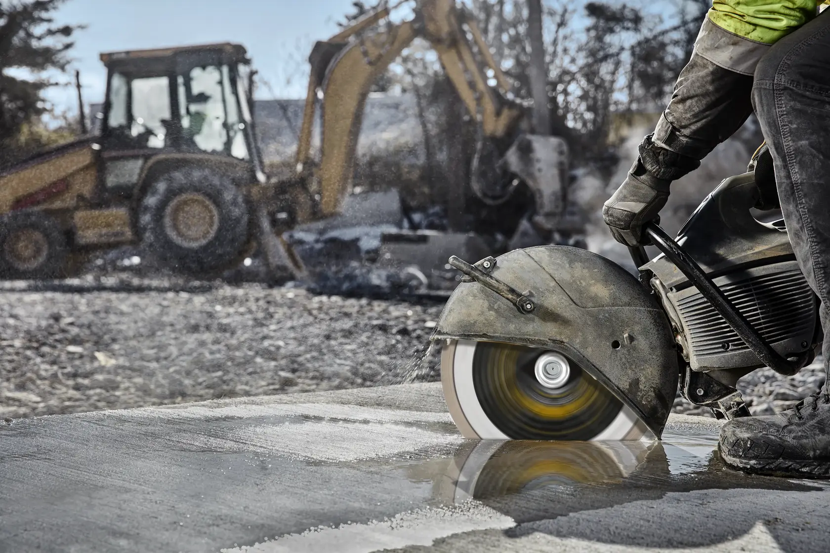 DEWALT DT20462-QZ, DT20462 diamond saw blade cutting wet concrete, construction scene, photo, product category Photography.