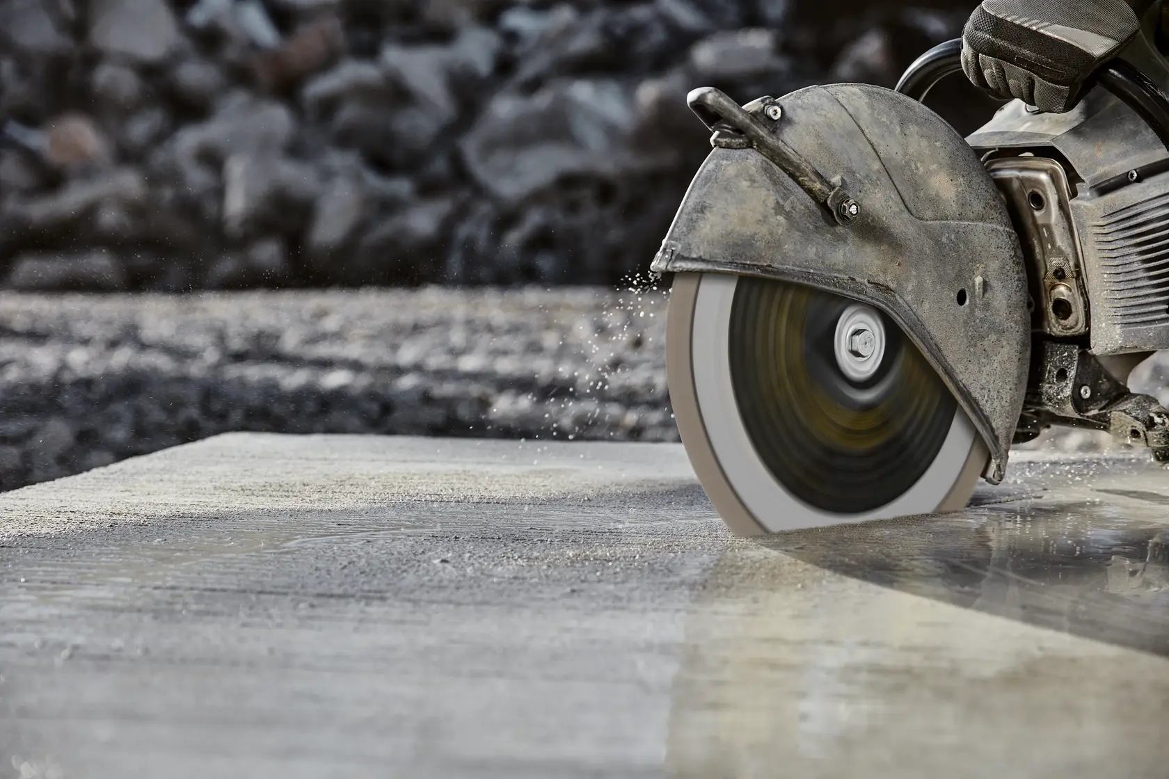 DEWALT concrete saw blade DT20462-QZ, DT20462 in action cutting wet concrete. Construction photography.